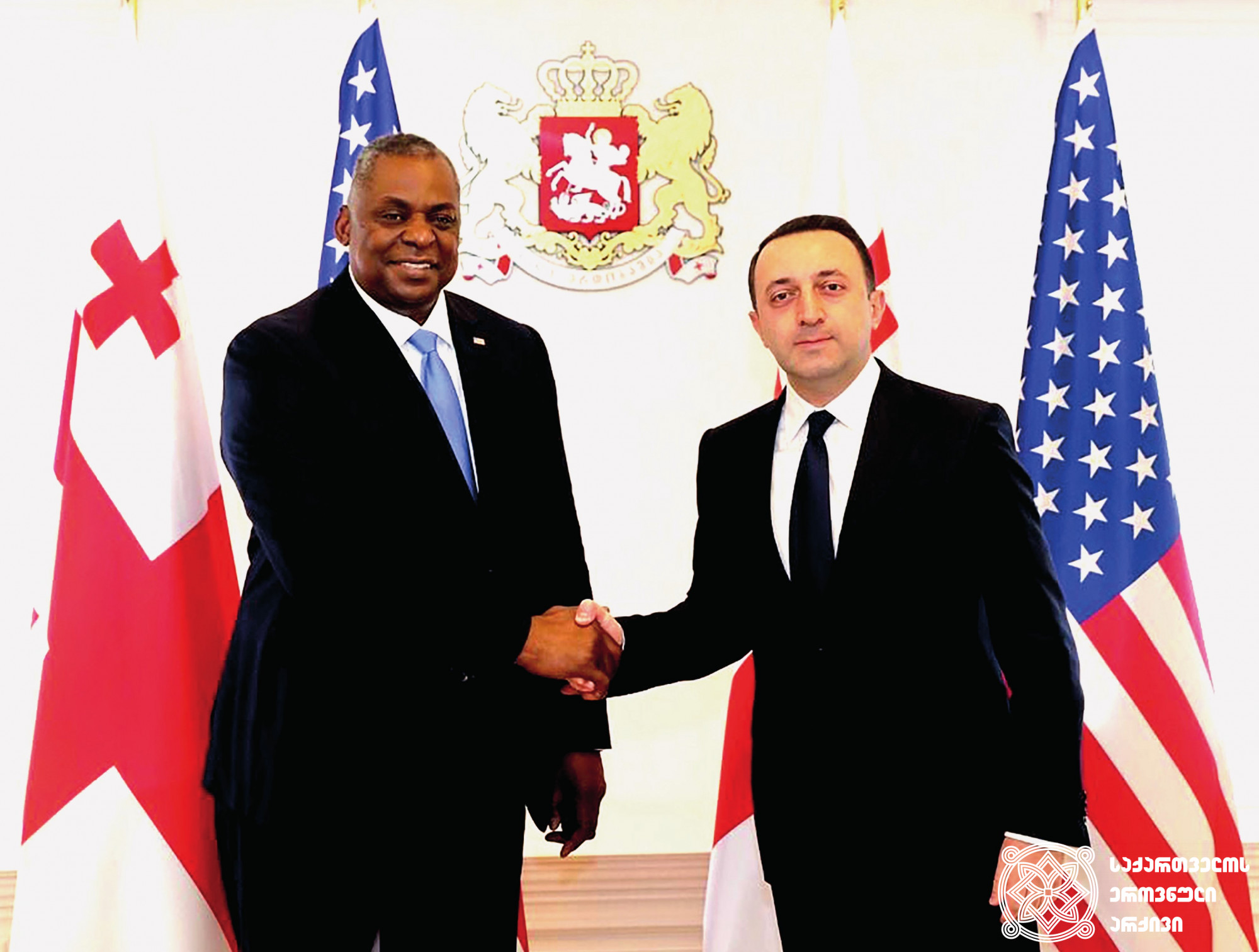 აშშ-ის თავდაცვის მდივანი ლოიდ ოსტინი და საქართველოს პრემიერ-მინისტრი ირაკლი ღარიბაშვილი. <br> 
თბილისი. 2021 წლის 18 ოქტომბერი. <br> 
AP ფოტო/შახ აივაზოვი <br> 
The U.S. Secretary of Defense Lloyd Austin, and the Prime-Minister of Georgia, Irakli Gharibashvili. 
<br> Tbilisi. October 18, 2021. AP Photo/Shakh Aivazov