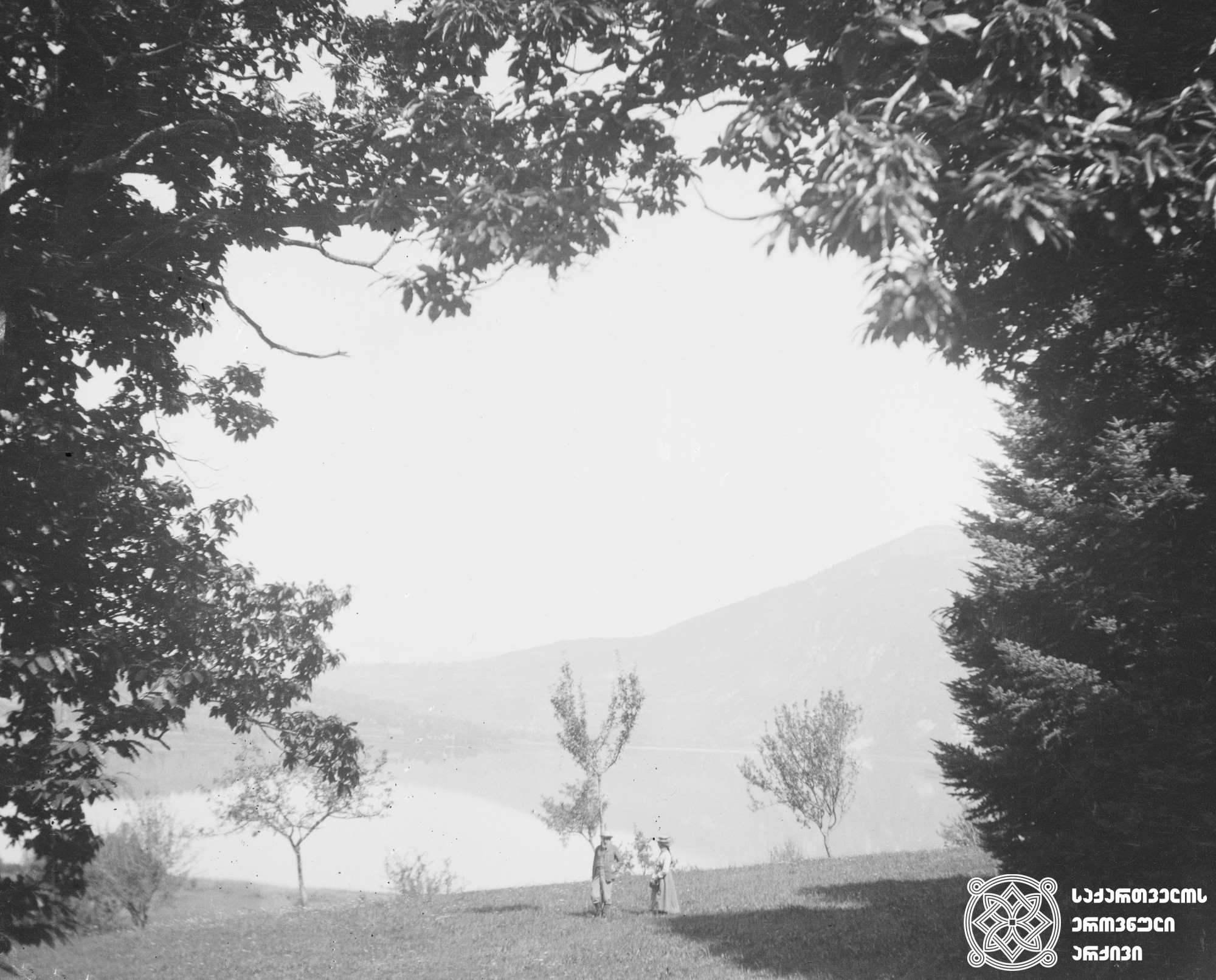 ნიკო ნიკოლაძე თავის ქალიშვილ რუსუდანთან ერთად ეგბელეტის ტბაზე. <br>
საფრანგეთი, 1903 წელი. <br>
ნიკოლაძე-ღამბაშიძის ფოტოკოლექცია.