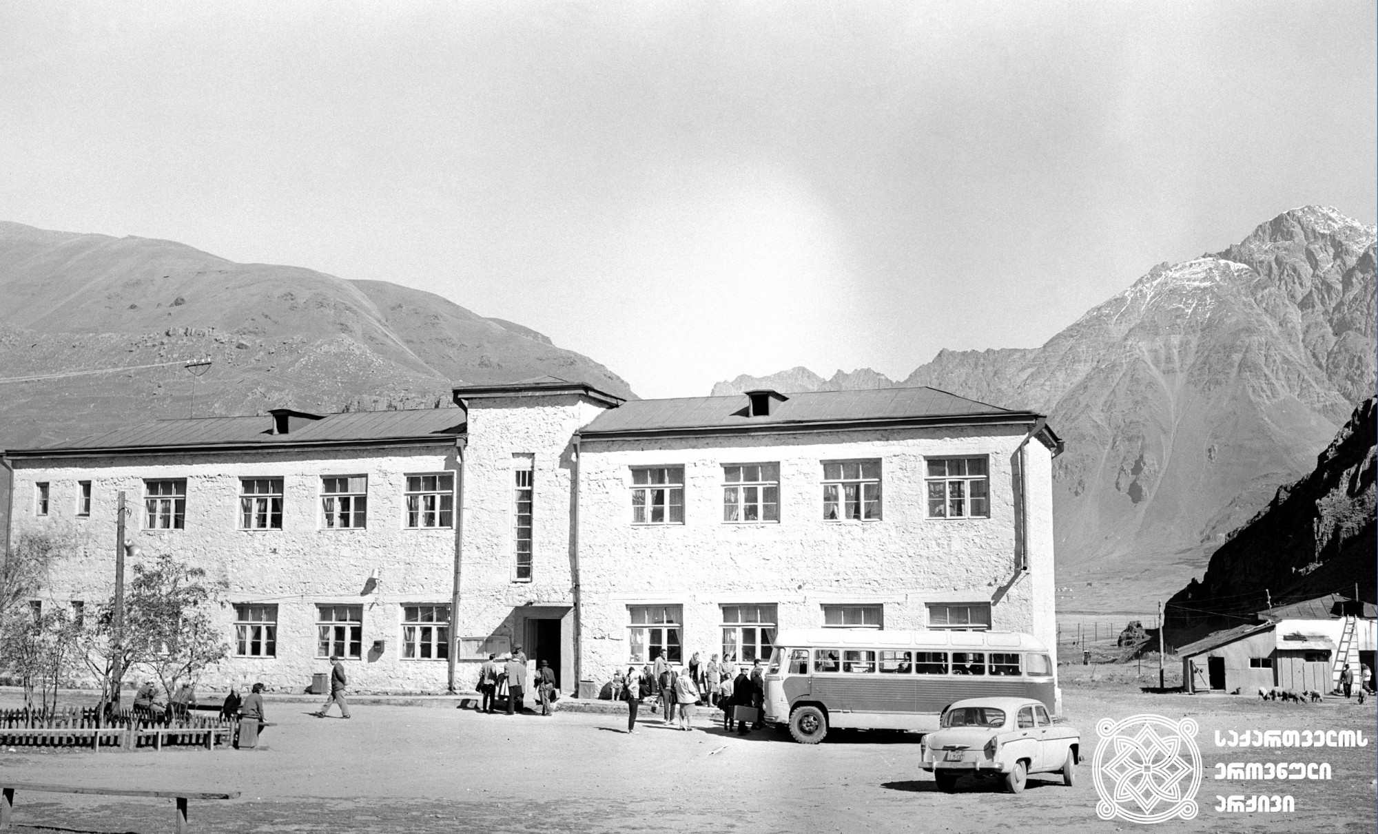 ყაზბეგის ტურისტული ბაზა. ყაზბეგის მუნიციპალიტეტი, 1964 წელი. <br>
ფოტოს ავტორი ივანე დვალი. <br>
Kazbegi tourist base. Kazbegi Municipality, 1964. <br>
Photo by Ivane Dvali.
