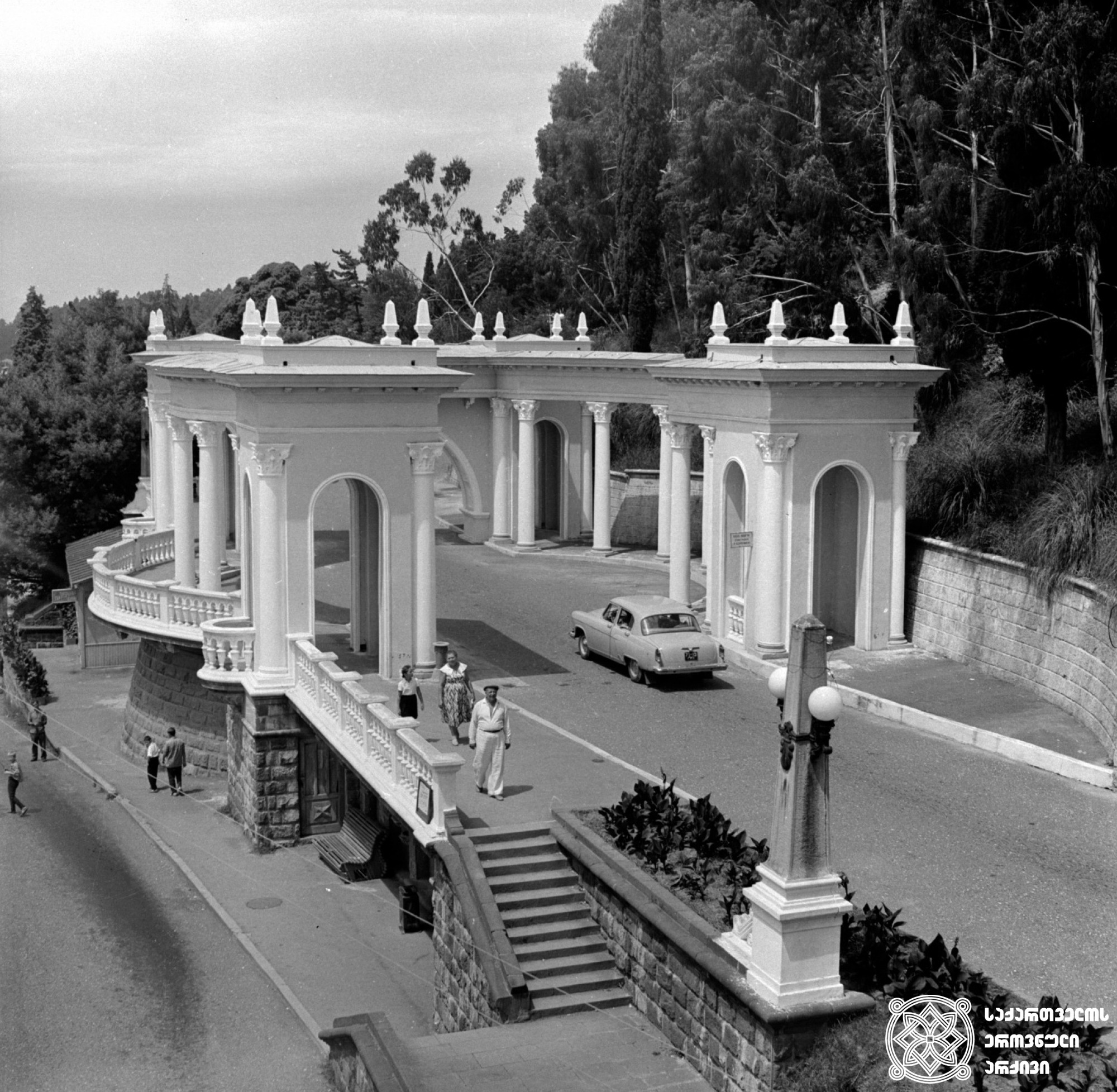კოლონადა სოხუმში <br>
1968 წელი <br>
 ფოტოს ავტორი ს. თევზაძე <br>
Colonnade in Sokhumi <br>
1968 <br>
 Photo by S. Tevzadze <br>