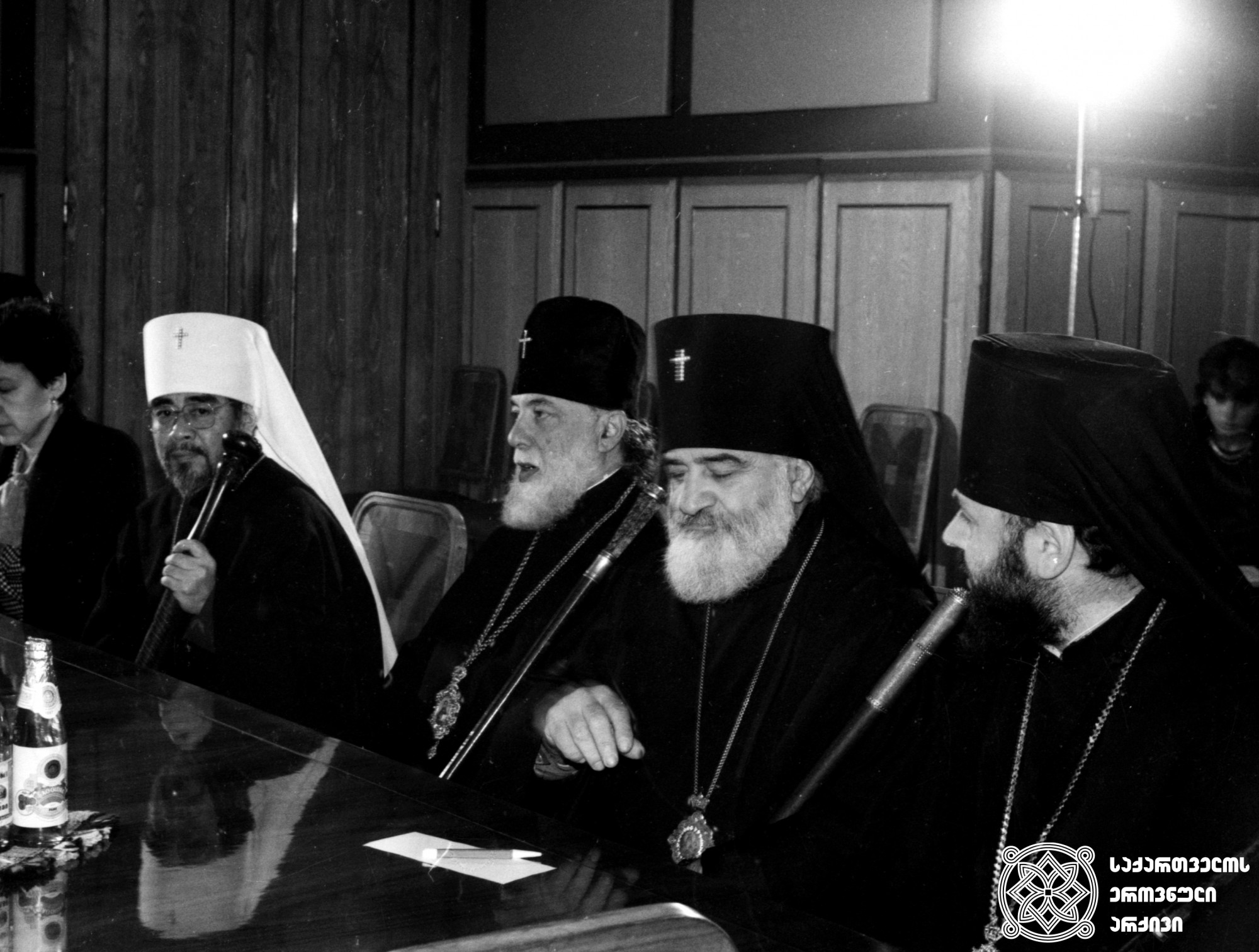 ილია II სრულიად საქართველოს კათოლიკოს-პატრიარქი და თეოდოსი მთავარეპისკოპოსი ტოკიოსი და მიტროპოლიტი სრულიად იაპონიისა <br>
თბილისი, 1990 წელი <br>
Ilia II, Catholicos-Patriarch of All Georgia, and Theodosius, Archbishop of Tokyo and Metropolitan of All Japan <br>
Tbilisi, 1990