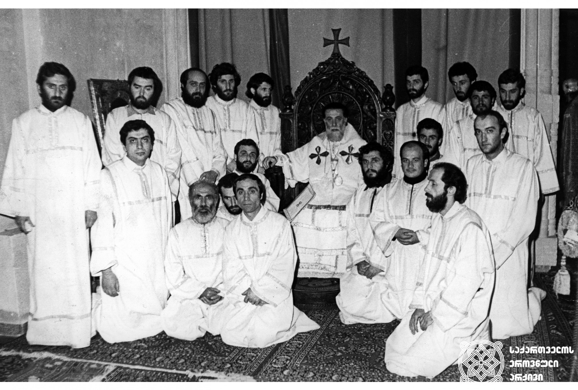 ილია II სრულიად საქართველოს კათოლიკოს-პატრიარქი სტიქაროსნებთან ერთად
თბილისის სიონის საკათედრო ტაძარი, 1980-იანი წლები <br>
lia II Catholicos-Patriarch of All Georgia with Altar acolytes  <br>
Tbilisi Sioni Cathedral, 1989