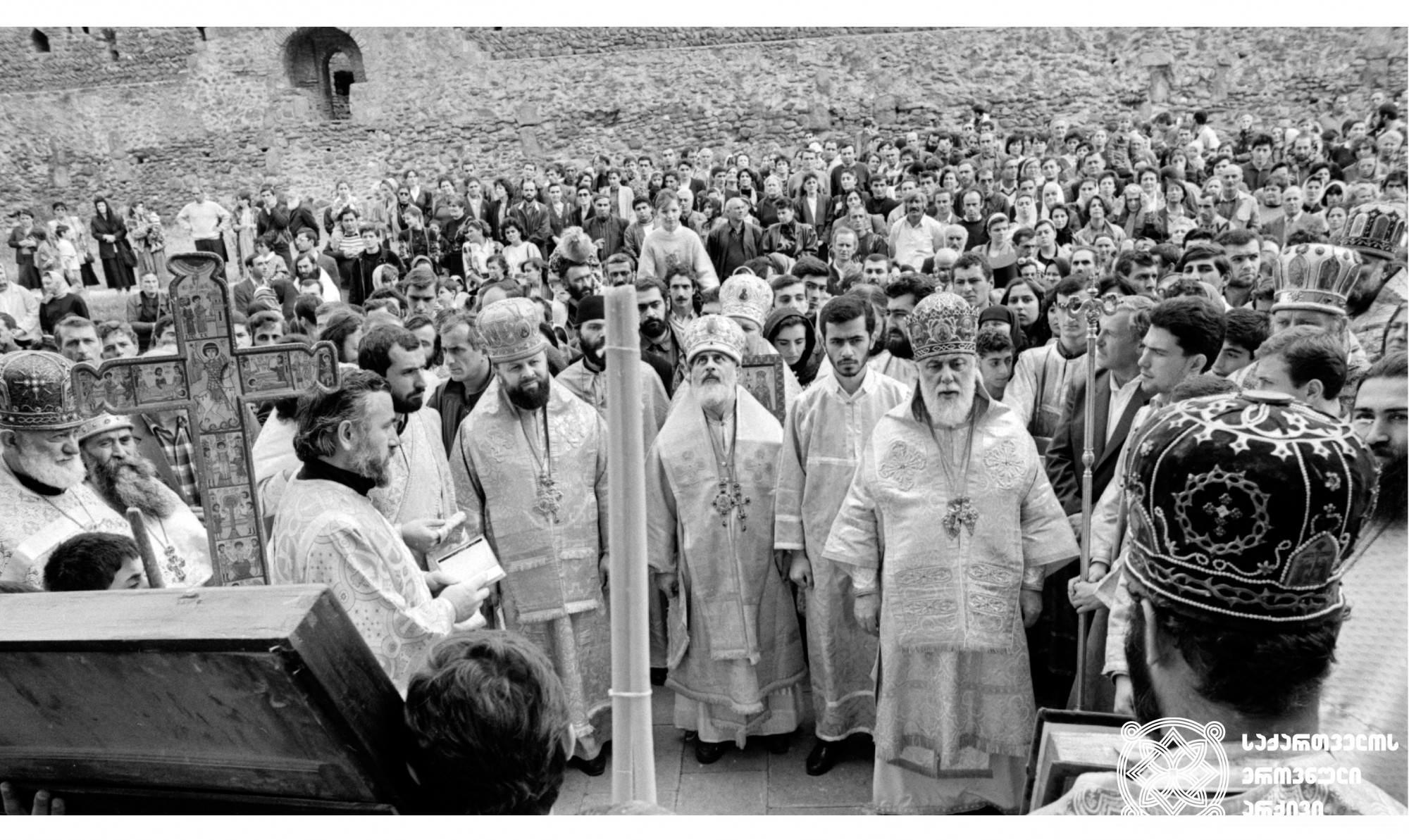 ილია II სრულიად საქართველოს კათოლიკოს-პატრიარქი სვეტიცხოვლობის მსახურებაზე <br>
მცხეთა, სვეტიცხოვლის ეზო, 1991 წელი <br>
Ilia II, Catholicos-Patriarch of All Georgia at a Svetitskhovloba service <br>
Mtskheta, courtyard of Svetitskhoveli Cathedral, 1991