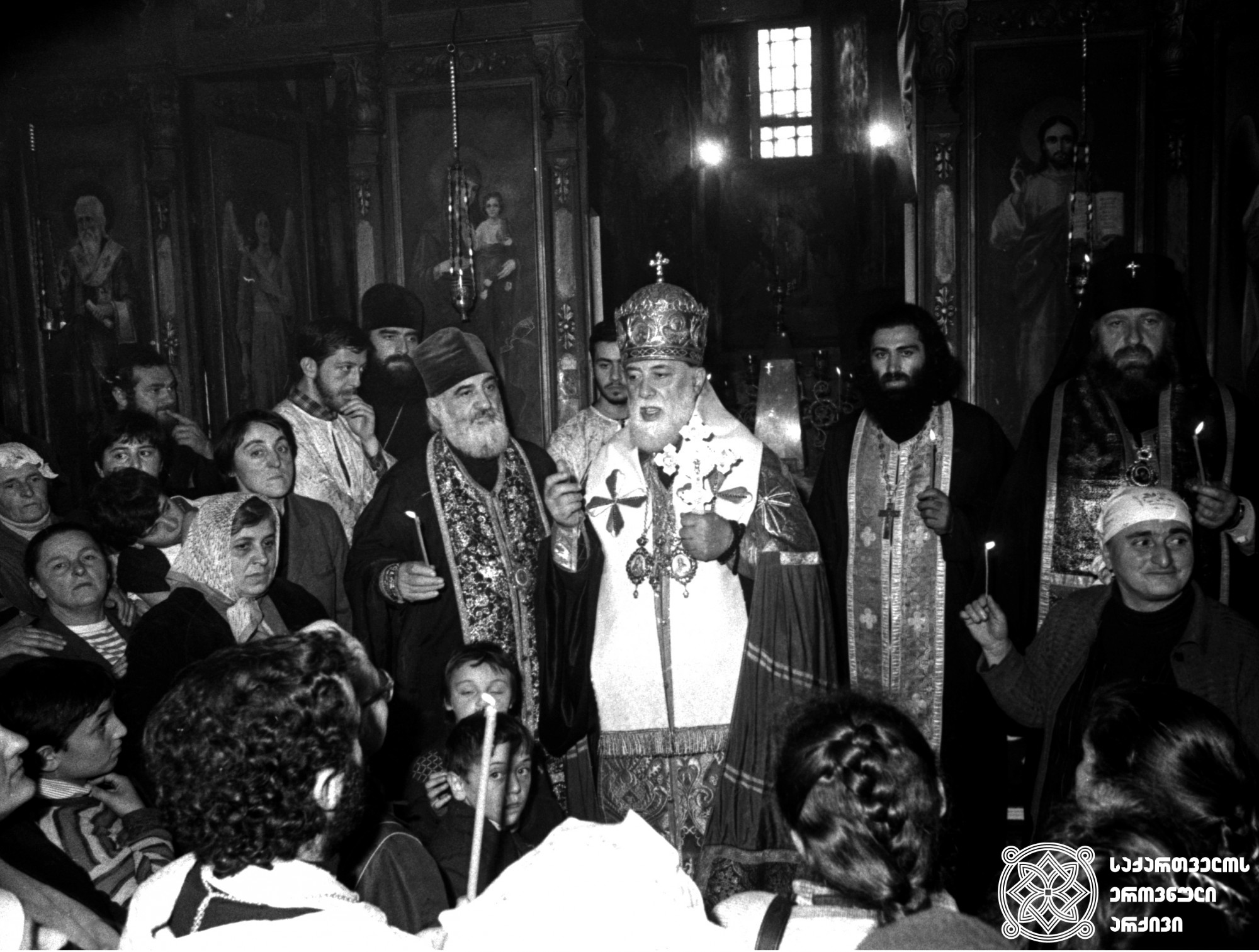 ილია II სრულიად საქართველოს კათოლიკოს-პატრიარქი ქადაგებს ილორის ტაძარში <br>
პატრიარქისგან მარჯვნივ: მიტროპოლიტი დავითი (ჭკადუა), უკან: მამა იობი (აქიაშვილი, დღეს: მიტროპოლიტი იობი), მარცხნივ: მამა ელიზბარი (ელიზბარაშვილი) და მიტროპოლიტი ამბროსი (ქათამაძე) <br>
1991 წელი <br>
Ilia II, Catholicos-Patriarch of All Georgia preaching at Ilori Church <br>
To the right of the Patriarch: Metropolitan Davit (Chkadua); Backwards: Father Iobi (Akiashvili, today: Metropolitan Iobi); on the left: Father Elizbar (Elizbarashvili) and Metropolitan Ambrosi (Katamadze) <br>
1991