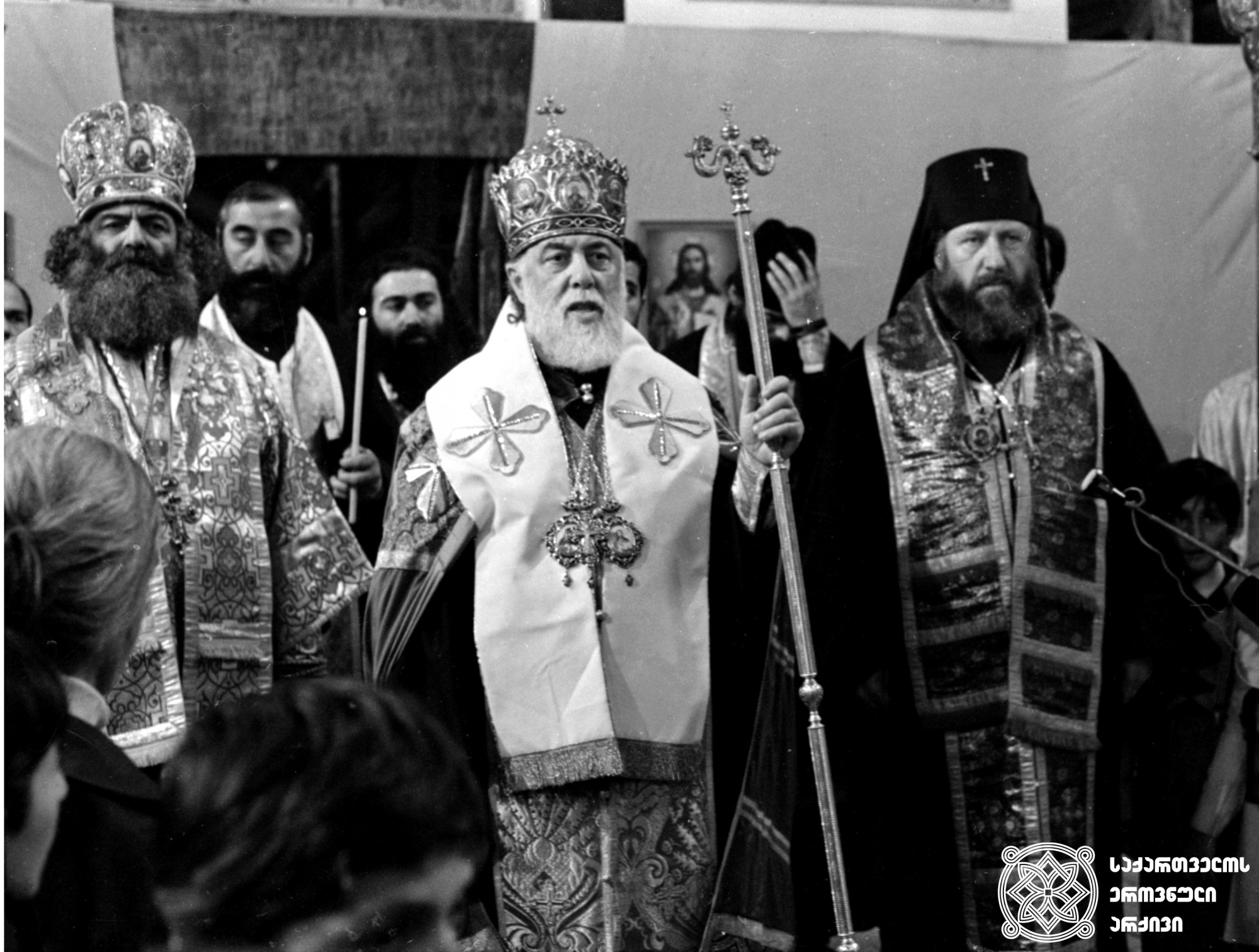 ილია II სრულიად საქართველოს კათოლიკოს-პატრიარქი და სხვა სასულიერო პირები სოლომონ II-ის ნეშტის დაკრძალვასთან დაკავშირებულ ღვთისმსახურებაზე გელათის საკათედრო ტაძარში <br> 
1990 წელი <br>
Ilia II, Catholicos-Patriarch of All Georgia and other clergy at a divine service related to the burial of the remains of Solomon II at Gelati Cathedral <br>
1990