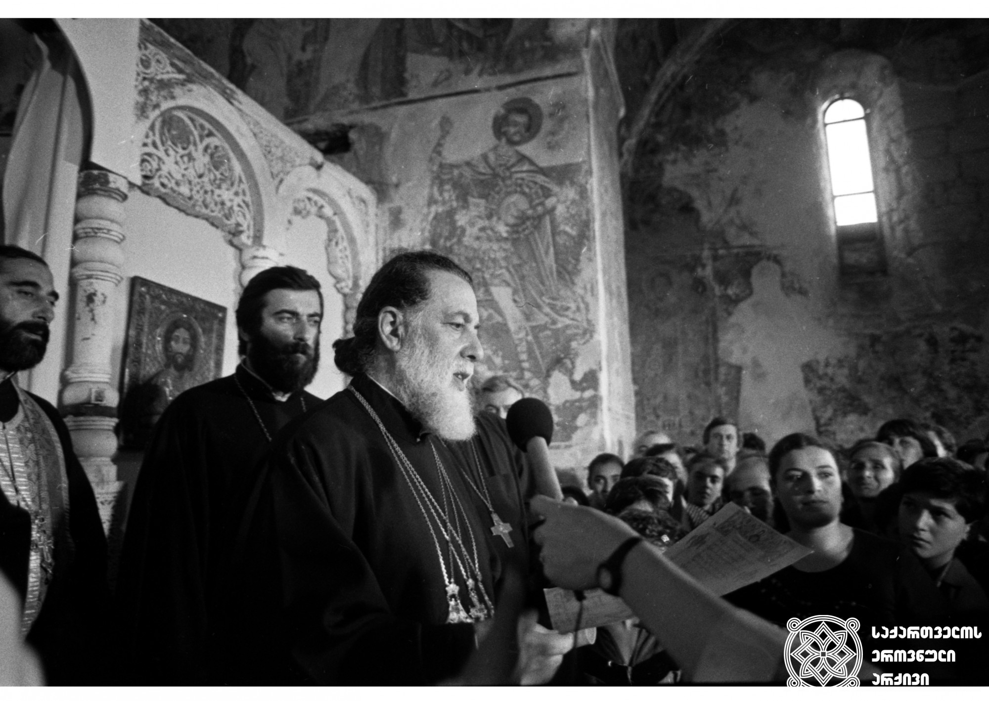 ილია II სრულიად საქართველოს კათოლიკოს-პატრიარქი ხობის ტაძარში <br>
1989 წელი <br> 
Ilia II, Catholicos-Patriarch of All Georgia in Khobi Cathedral <br>
1989