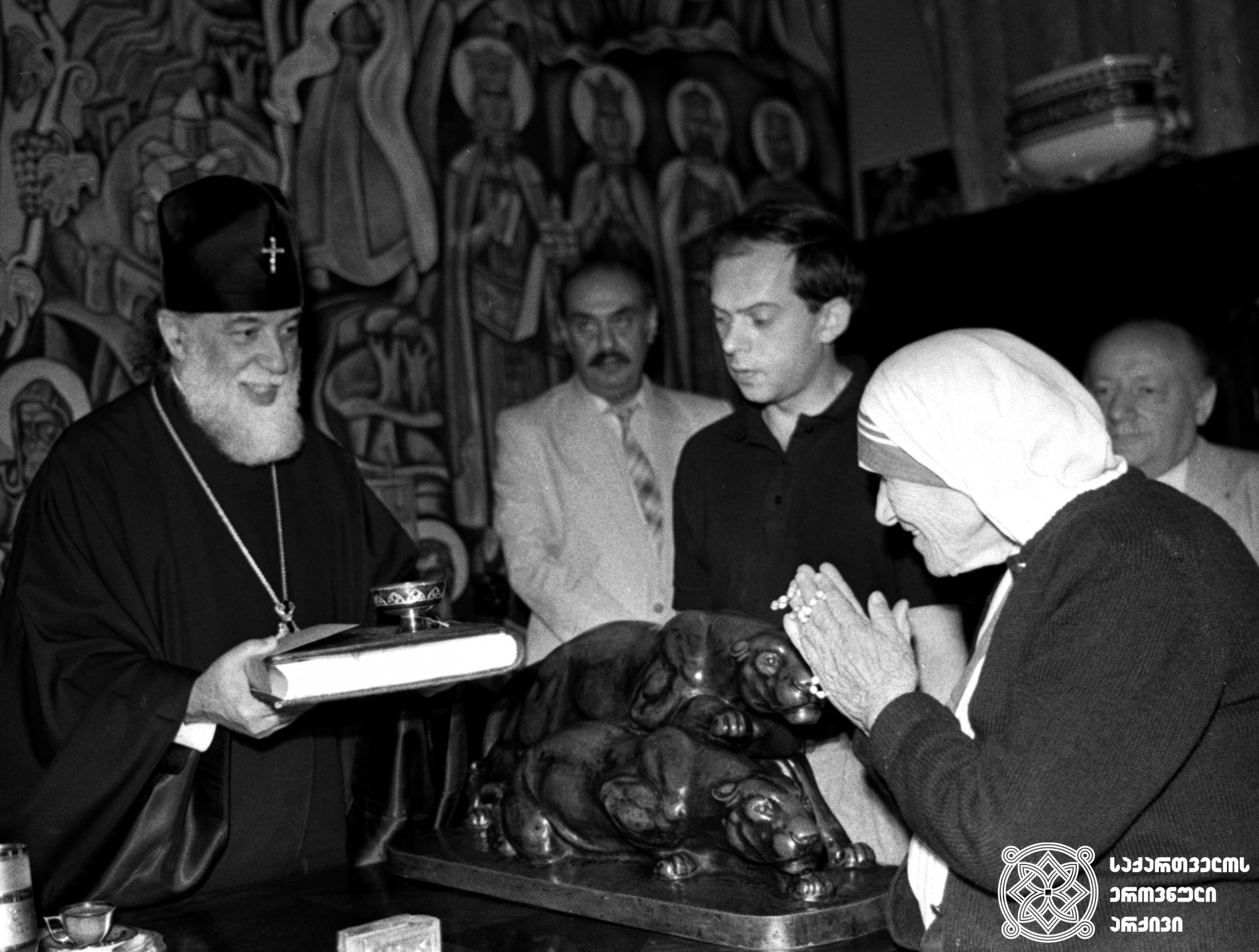 ილია II სრულიად საქართველოს კათოლიკოს-პატრიარქი და ცნობილი კათოლიკე მისიონერი დედა ტერეზა <br>
თბილისი, საქართველოს საპატრიარქო, 1989 წელი <br>
Ilia II, Catholicos-Patriarch of All Georgia and the renowned Catholic missionary, Mother Teresa <br>
Tbilisi, Patriarchate of Georgia, 1989 <br>