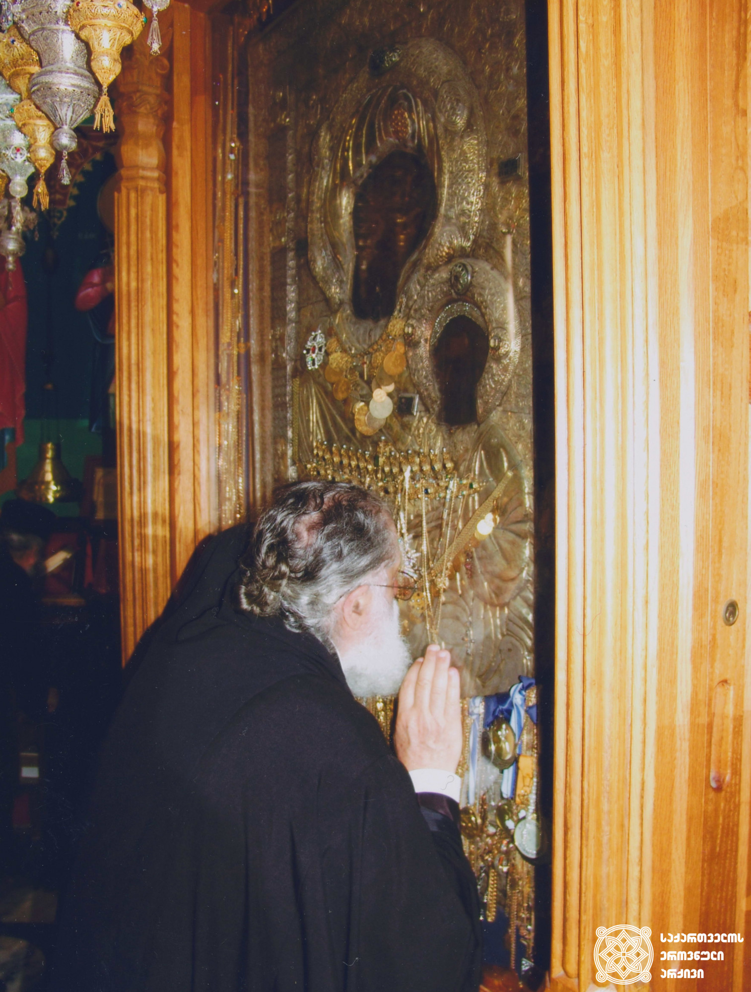 ილია II სრულიად საქართველოს კათოლიკოს-პატრიარქი ათონის მთაზე ივერიის ყოვლადწმინდა ღვთისმშობლის ხატთან <br>
ლუარსაბ ტოგონიძის ფოტო, 2000-იანი წლები <br>
Ilia II, Catholicos-Patriarch of All Georgia, on Mount Athos with the Icon of the Iveron Mother of God  <br>
Photo by Luarsab Togonidze, 2000s <br>
