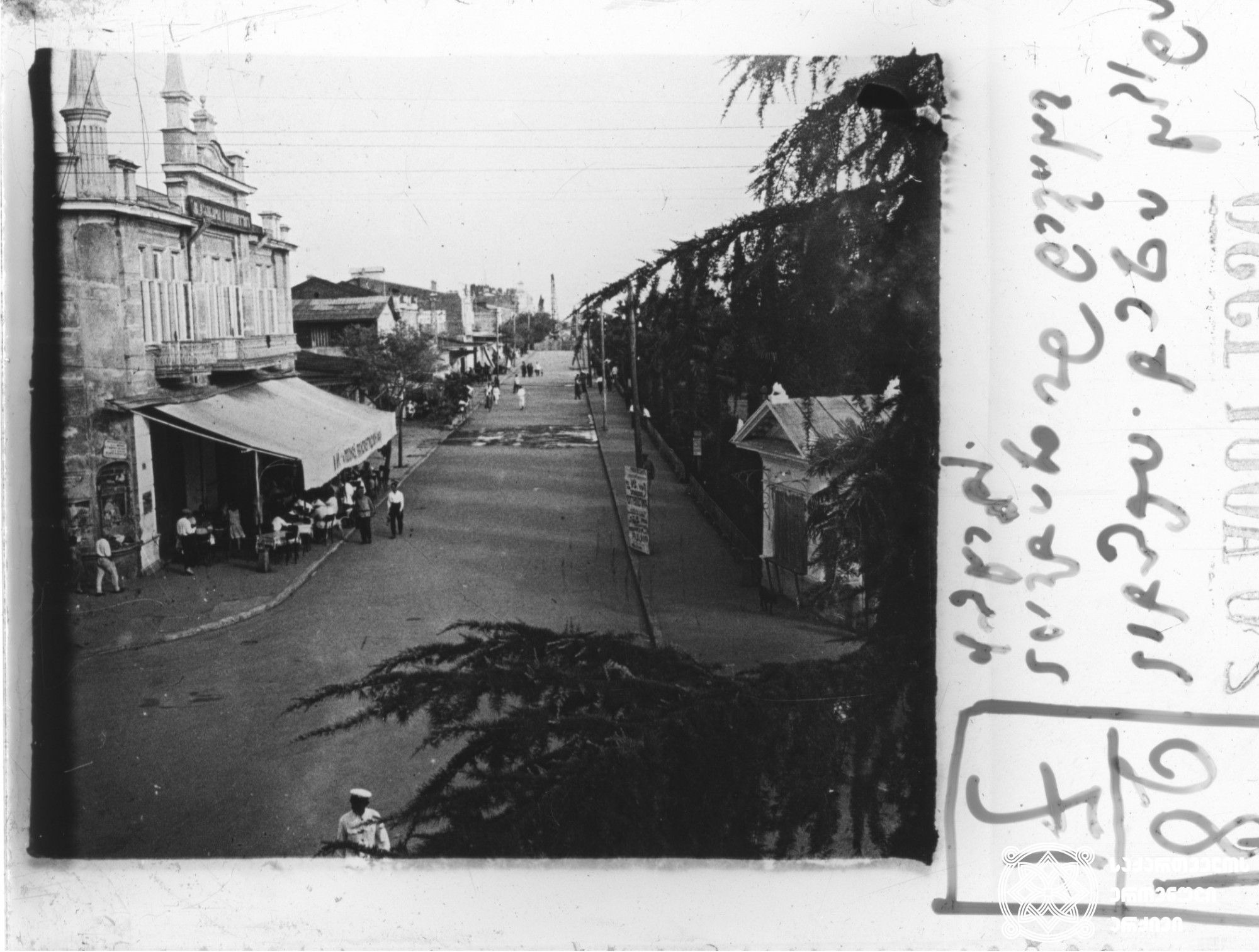 „სოხუმი. ხედი ჩვენი სახლიდან ნაპირა ქუჩაზე“ (ნიკო ნიკოლაძის წარწერა ფირზე) <br>
1930 წელი <br>
გიორგი ნიკოლაძის ფოტო  <br>
"Sokhumi. View from our house on a side-street" (Niko Nikoladze's inscription on the tape) <br>
1930 <br>
Giorgi Nikoladze's photo