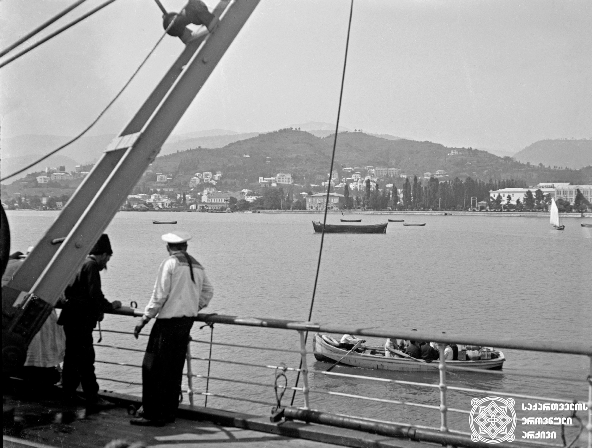 სოხუმის ხედი გემიდან <br>
[1910-1915] <br>
ვინოგრადოვ-ნიკიტინის კოლექცია <br>
View of Sokhumi from ship <br>
[1910-1915] <br>
From Vinogradov-nikitin’s collection <br>