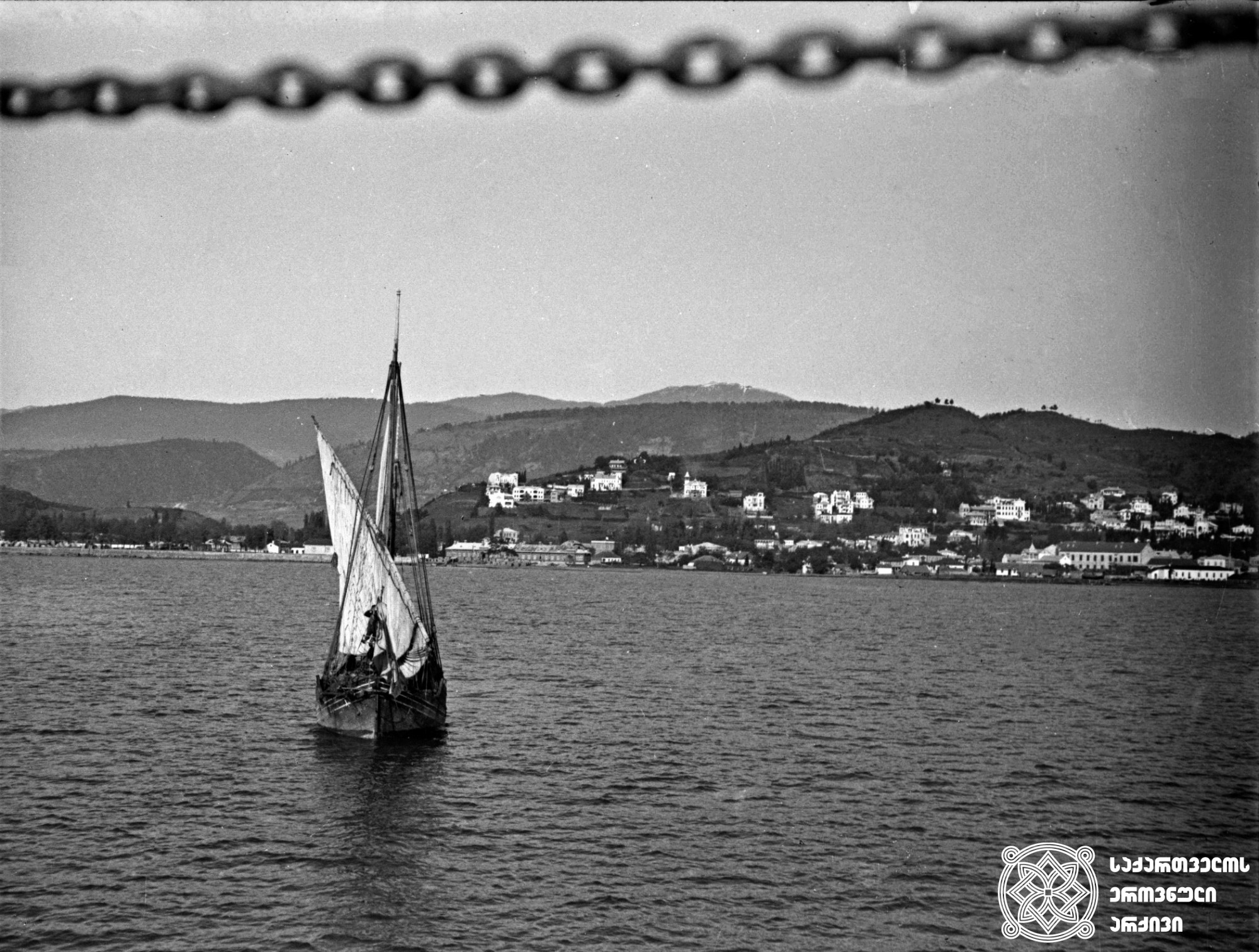 იალქნიანი ნავი ზღვაში <br>
[1910-1915] <br>
ვინოგრადოვ-ნიკიტინის კოლექცია<br>
Sailing boat in sea <br>
[1910-1915] <br>
From Vinogradov-nikitin’s collection