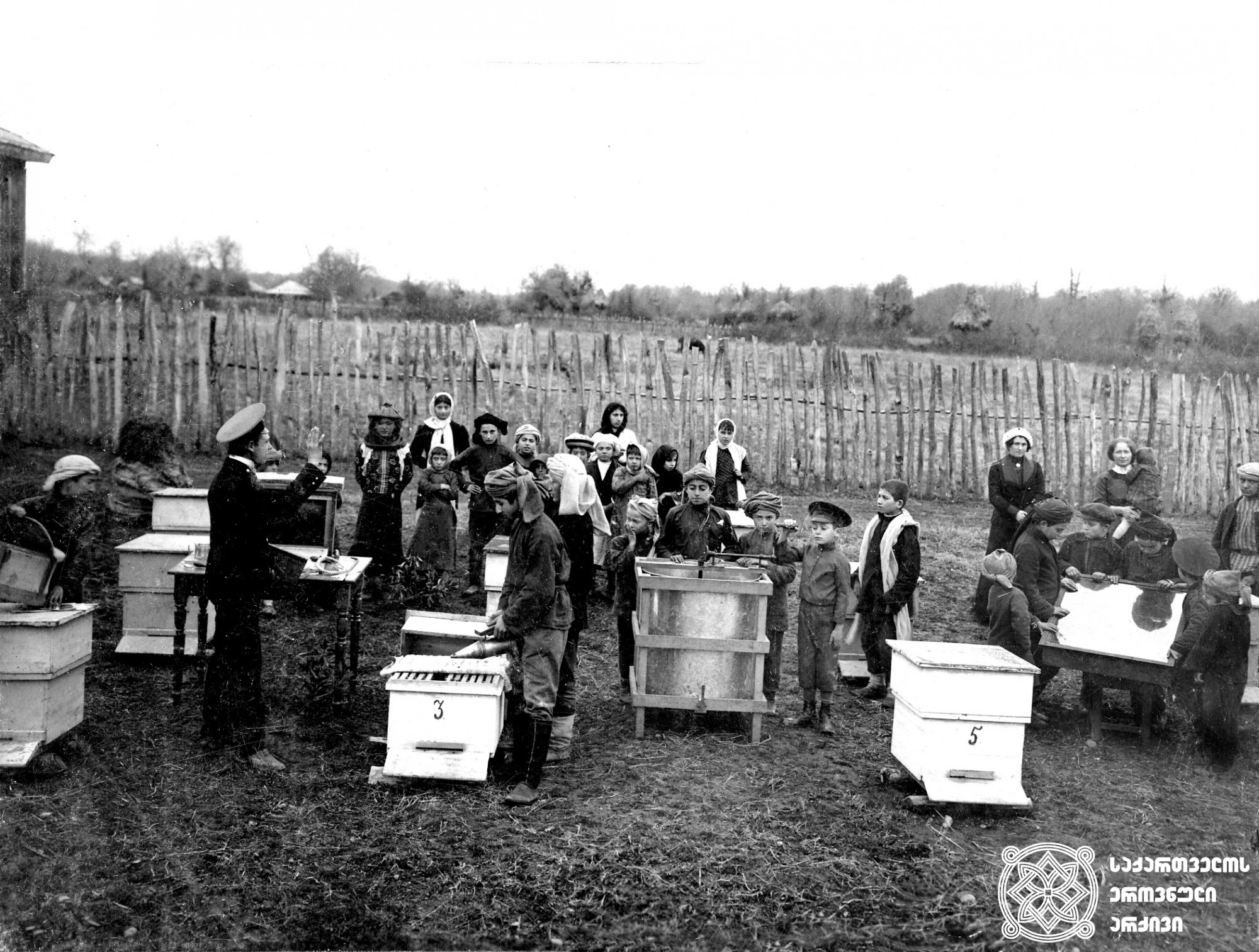 ტამიშის ორკლასიანი სასწავლებლის მოსწავლეები საფუტკრე მეურნეობაში <br>
ფოტოგრაფი: ა.ბოროვიჩენკო, ე.ცირკინი <br>
Students of the Tamish two-grade school in beekeeping farm <br>
Photographer: A. Borovichenko, E. Tsirkin