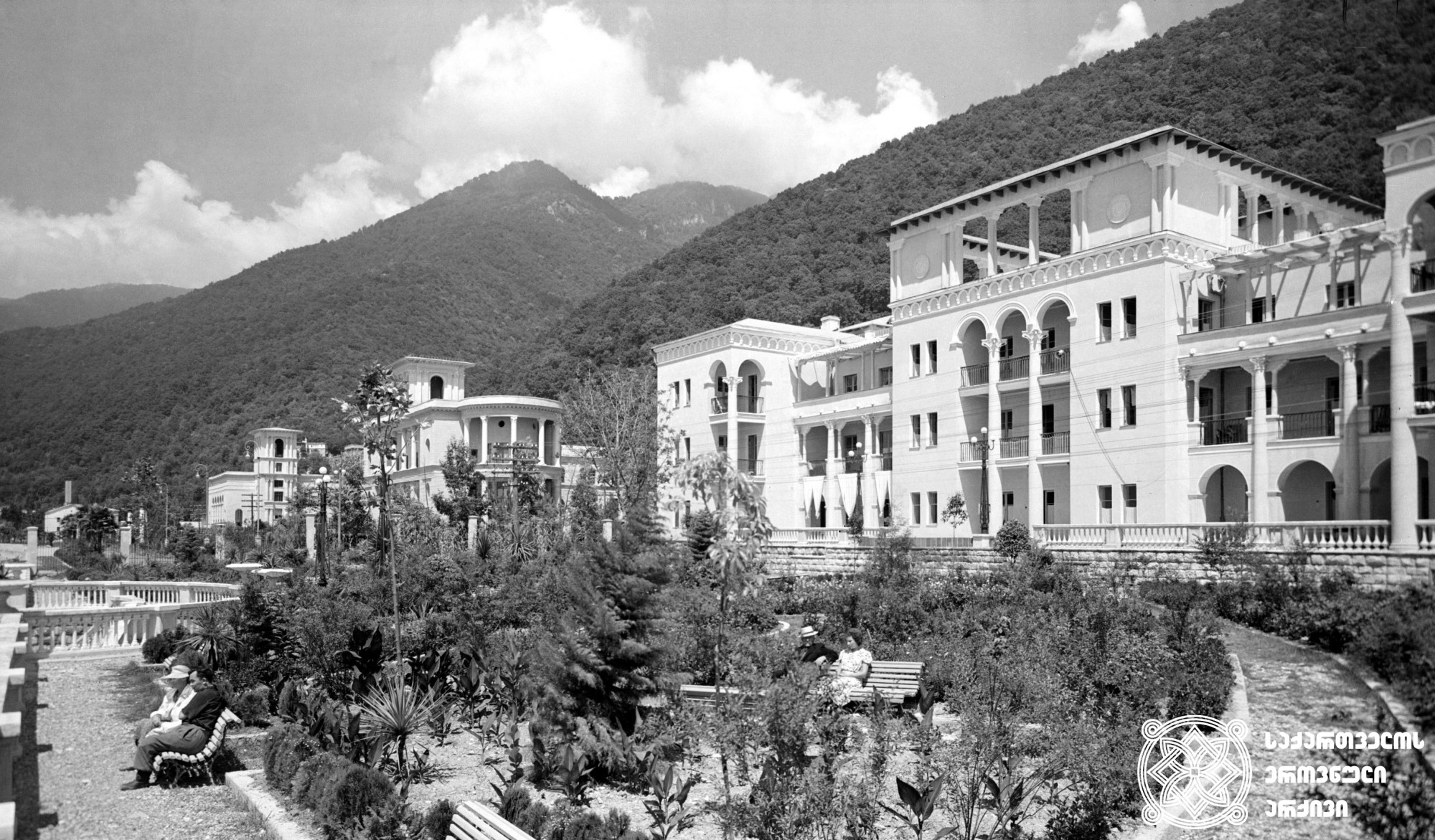 სანატორიუმი „ნეფტიანიკი“. გაგრა, 1955 წელი. <br>
The Sanatorium “Neftyanik”. Gagra, 1955.