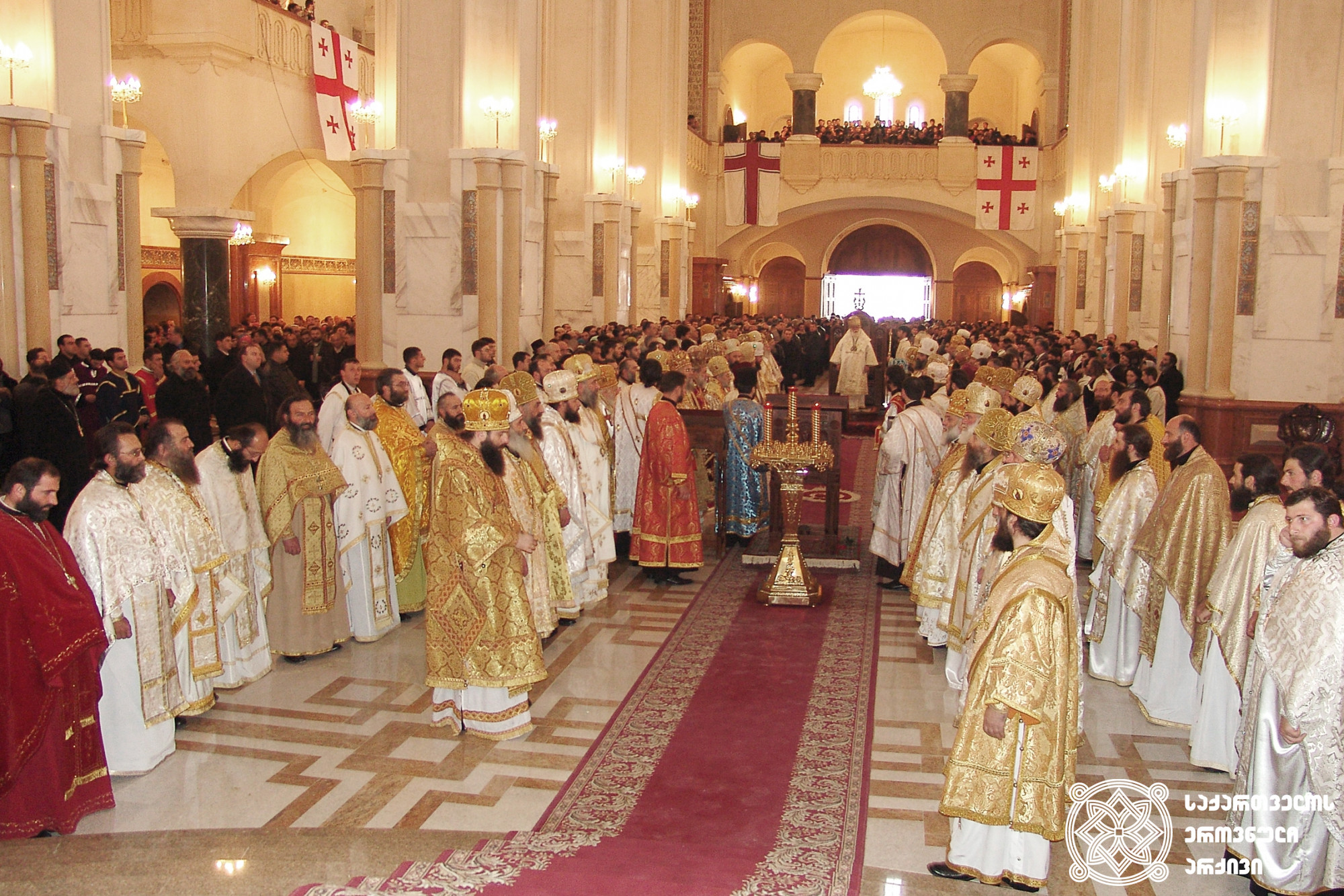 სამების ტაძრის გახსნის დღე, საზეიმო მსახურება <br>
2004 წელი <br>
Opening day of the Holy Trinity (Sameba) Cathedral, ceremonial service <br>
2004 <br>