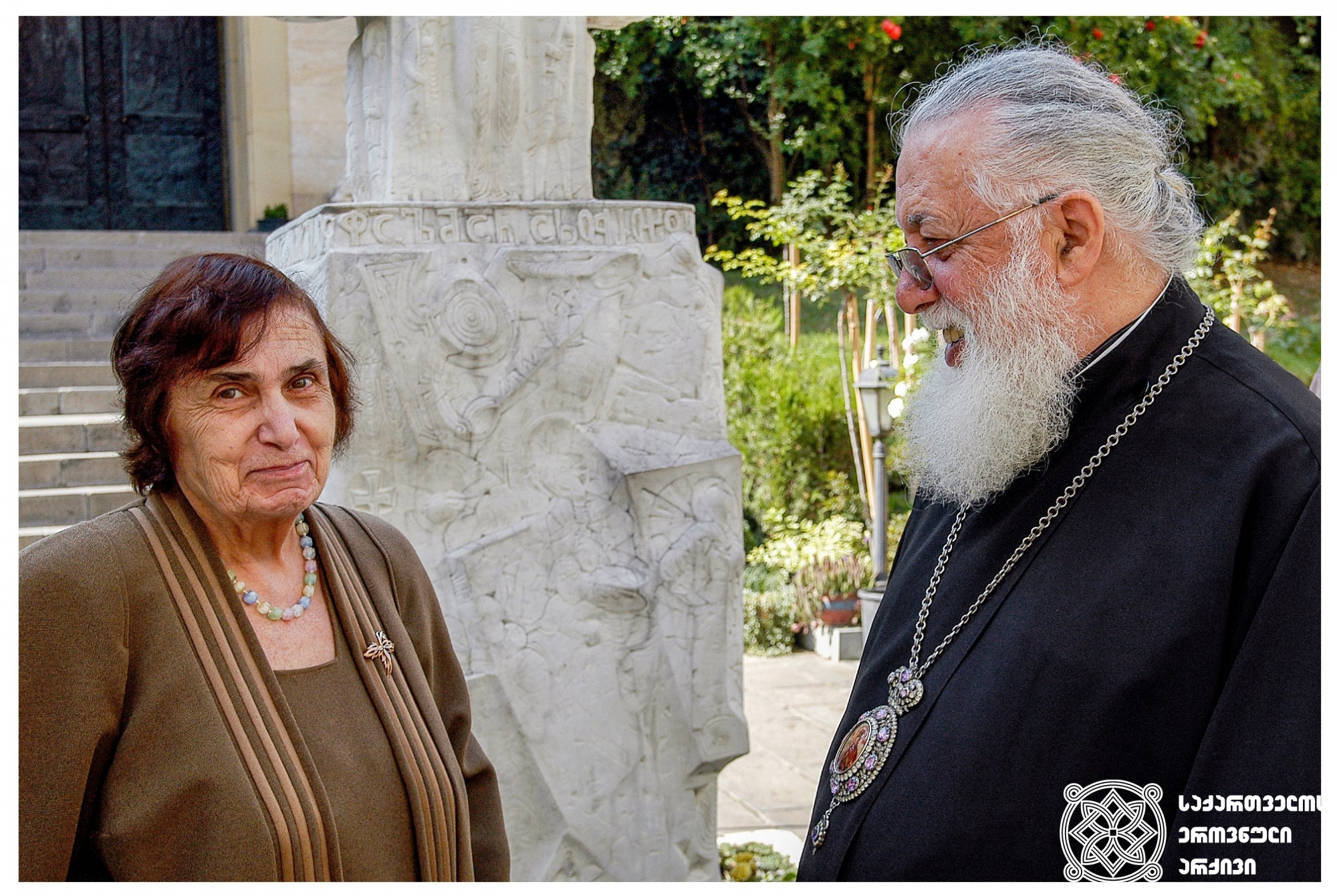 ილია II სრულიად საქართველოს კათოლიკოს-პატრიარქი და ანა კალანდაძე <br>
რამაზ ნაცვლიშვილის ფოტო, 2008 წელი <br>
Ilia II, Catholicos-Patriarch of All Georgia, and poet Ana Kalandadze <br>
Photo by Ramaz Natsvlishvili, 2008  <br>