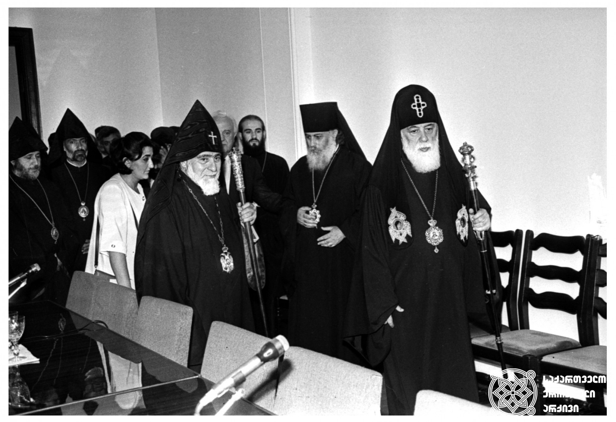 ილია II სრულიად საქართველოს კათოლიკოს-პატრიარქი და გარეგინ I სრულიად სომეხთა უმაღლესი კათოლიკოსი და პატრიარქი <br> 
თბილისი, 1995 წელი <br>
Ilia II, Catholicos-Patriarch of All Georgia and and Karekin I, Supreme Patriarch and Catholicos of All Armenians <br>
Tbilisi, 1995 <br>