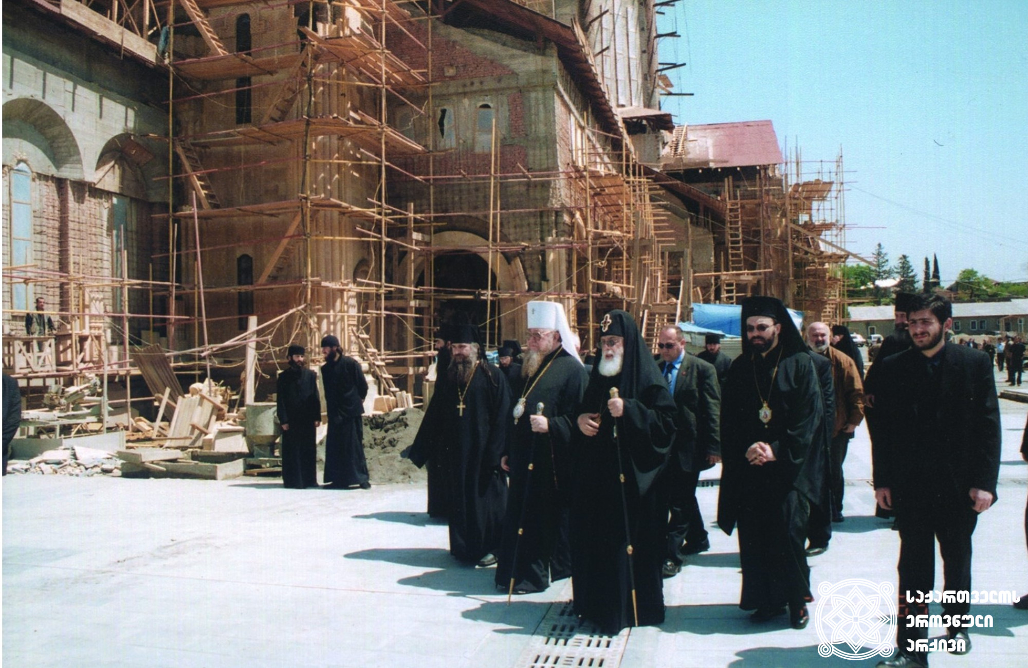 ილია II სრულიად საქართველოს კათოლიკოს-პატრიარქი და საბა მიტროპოლიტი ვარშავისა და სრულიად პოლონეთისა, სამების მშენებარე ტაძართან <br>
2004 წელი <br>
Ilia II, Catholicos-Patriarch of All Georgia, and Sawa, Metropolitan of Warsaw and All Poland, near the construction of the Holy Trinity Cathedral <br>
2004 <br>