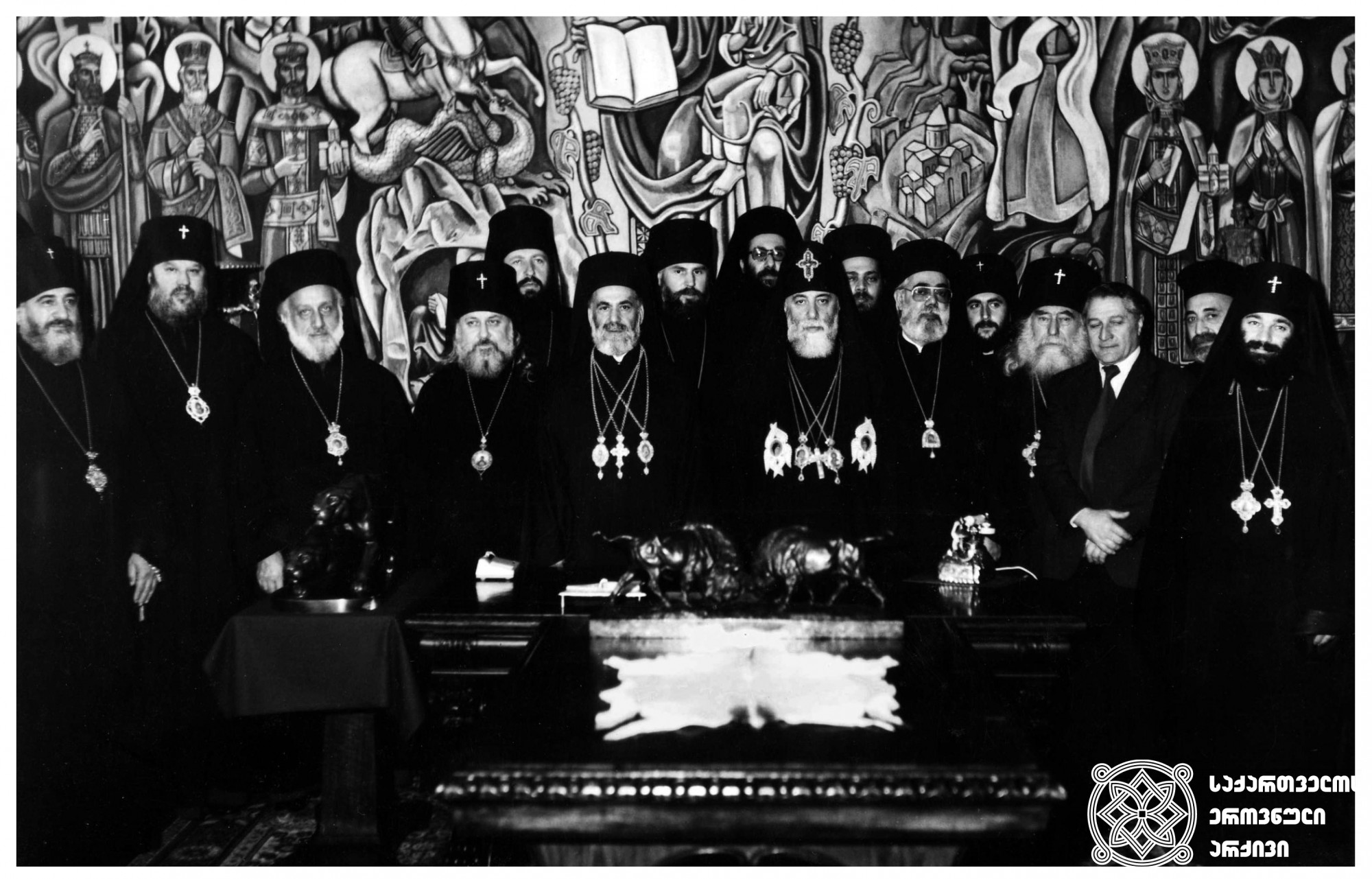 ილია II სრულიად საქართველოს კათოლიკოს-პატრიარქი  და ეგნატიოს IV პატრიარქი ანტიოქიისა და სრულიად აღმოსავლეთისა სხვა სასულიერო პირებთან ერთად <br>
საქართველოს საპატრიარქო, 1981 წელი <br>
Ilia II, Catholicos-Patriarch of All Georgia, and Ignatius IV, Patriarch of Antioch and All the East, with other clergy <br>
Patriarchate of Georgia, 1981 <br>