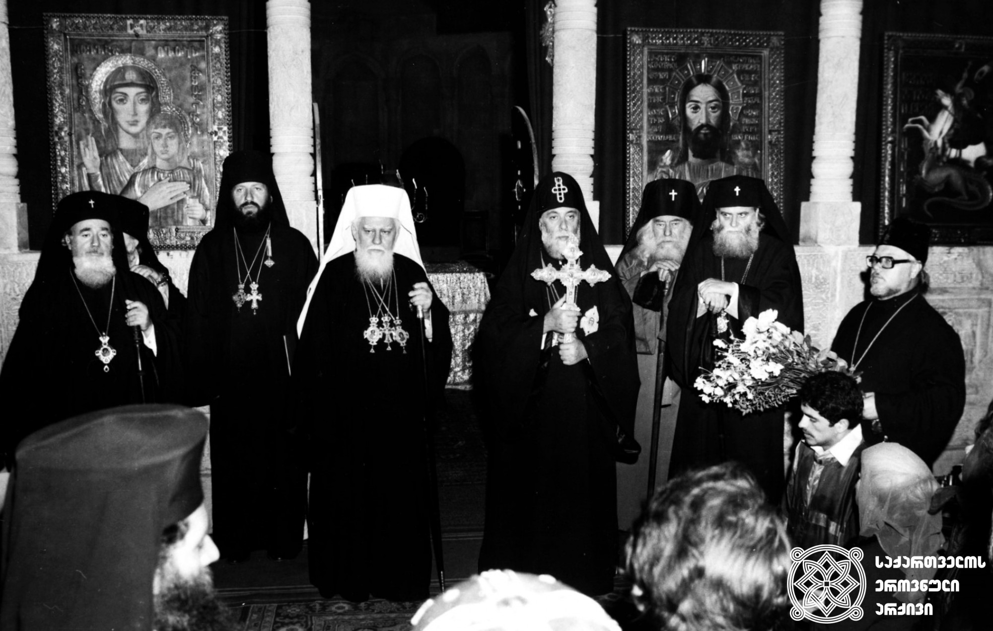 ილია II სრულიად საქართველოს კათოლიკოს-პატრიარქი და მაქსიმე ბულგარეთის პატრიარქი <br>
საქართველოს კათოლიკოს-პატრიარქისგან მარცხნივ - ნეოფიტე (ბულგარეთის მომავალი პატრიარქი) <br>
მცხეთა, სვეტიცხოვლის საკათედრო ტაძარი, 1982 წელი <br>
Ilia II, Catholicos-Patriarch of All Georgia and Maxim, Patriarch of Bulgaria <br>
Left of the Georgian Patriarch - Neophyte (future Patriarch of Bulgaria) <br>
Mtskheta, Svetitskhoveli Cathedral, 1982 <br>