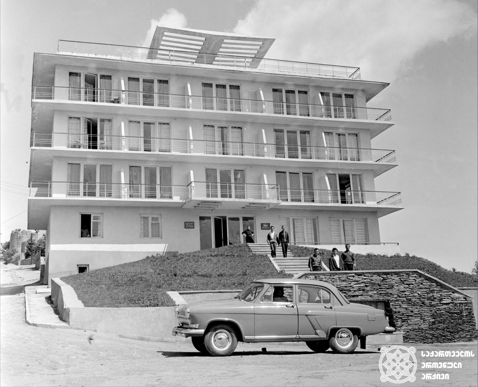 სანატორიუმი „ცისკარი“. სიღნაღი, 1967 წელი. <br>
აშენდა 1960 წელს. არქიტექტორი დიმიტრი მელიქიშვილი. <br>
ფოტოს ავტორი ი. დავითაშვილი. <br>
სიღნაღი — სიღნაღის მუნიციპალიტეტის ადმინისტრაციული ცენტრი.  ქალაქი განლაგებულია მაღალბორცვიან ადგილას და გადაჰყურებს ალაზნის ველსა და კავკასიონის ქედებს. მდებარეობს ცივგომბორის ქედის ჩრდილო კალთაზე, ზღვის დონიდან 750 მეტრის სიმაღლეზე. <br>
The general view of the sanatorium "Tsiskari". Sighnaghi, 1967. <br>
It was built in 1960. Architect – Dimitri Melikishvili. <br>
Photo by I. Davitashvili. <br>
Sighnaghi – administrative center of Sighnaghi Municipality. The city is located in a high-altitude place and overlooks the vast expanse of the Alazani Valley and the Caucasus Mountains. It is located on the northern slope of the Tsivgombori ridge, at an altitude of 750 meters above the sea level. <br>