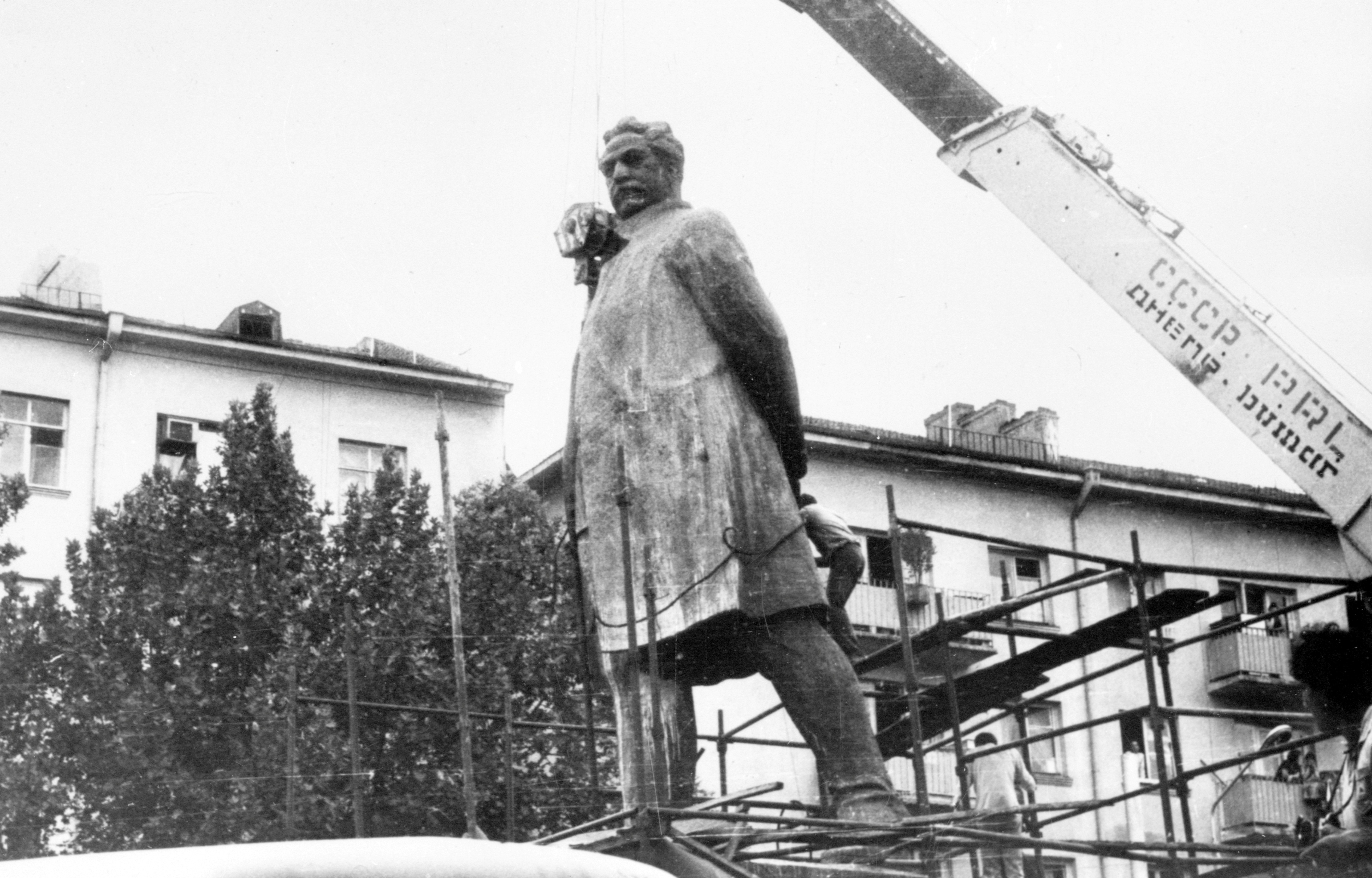 სერგო ორჯონიკიძის ძეგლის დემონტაჟი (დღევანდელი მიხეილ თამარაშვილის ქუჩა). თბილისი. <br> საქინფორმის ფოტოქრონიკა. ფოტო: გივი კიკვაძე. <br>1989. <br>
Dismantling of Sergo Orjonikidze monument (on Mikheil Tamarashvili Street). Tbilisi. <br>Sakinformi's Photography Division. Photo by Givi Kikvadze. <br> 1989.