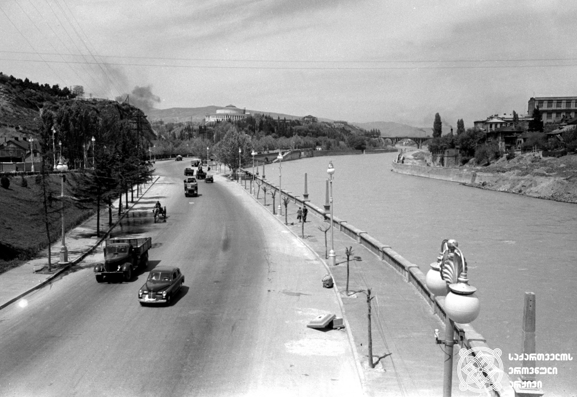 მტკვრის სანაპიროს ხედი. თბილისი. <br> ფოტო: პაველ ლუცენკო. <br> 1953. <br>
View of Mtkvari embankment. Tbilisi.<br> Photo by Pavel Lutsenko. <br> 1953.