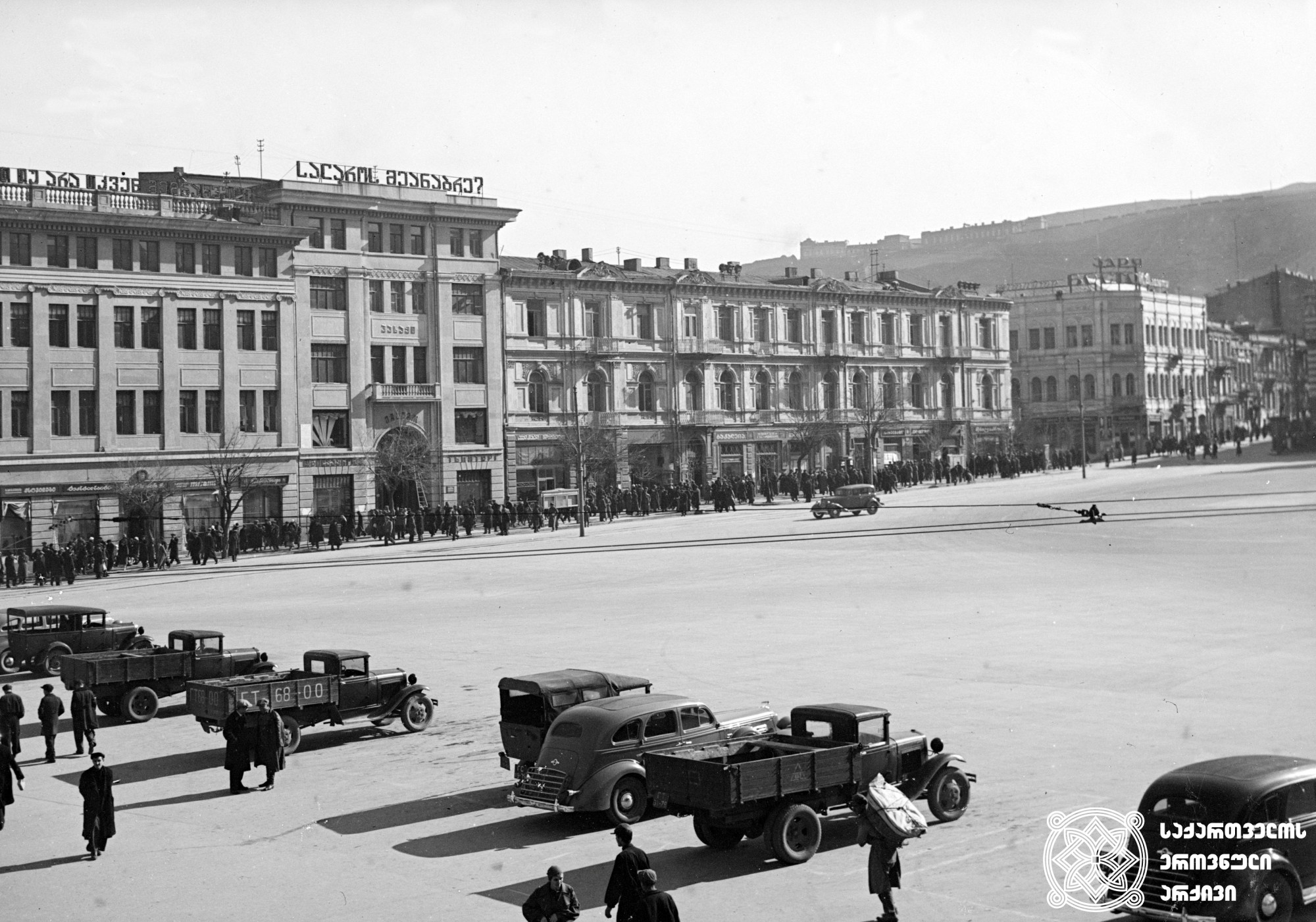 ლენინის მოედნის ხედი (დღევანდელი თავისუფლების მოედანი). თბილისი. <br> ფოტო: ვ. ჩერკასოვი. 1946. <br>
View of Lenin Square (today Freedom Square). Tbilisi. <br> Photo by V. Cherkasov. <br> 1946