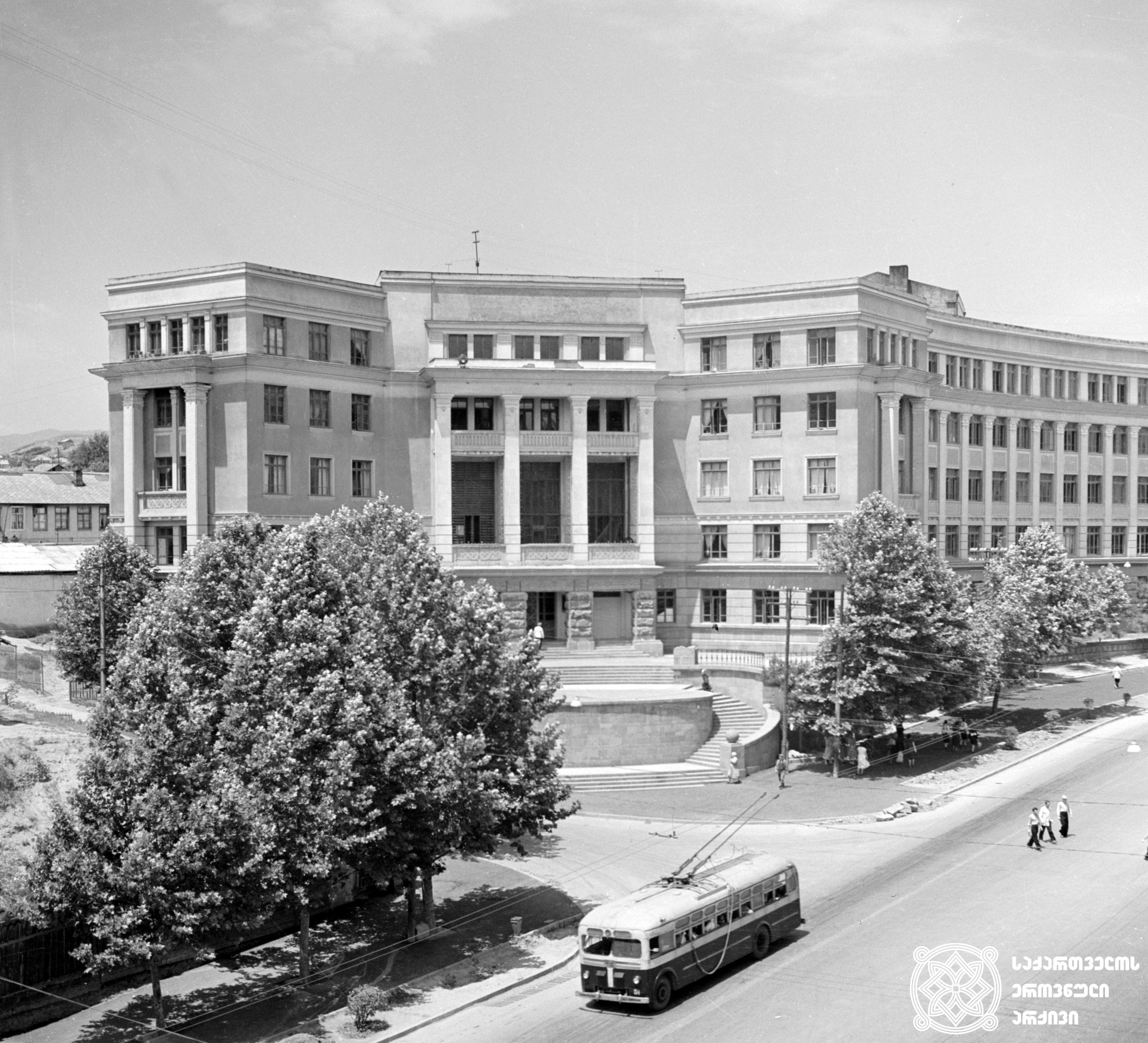 რკინიგზის ტრანსპორტის ინჟინერთა ინსტიტუტის შენობის ხედი (დღევანდელი ტექნიკური უნივერსიტეტის I კორპუსი). თბილისი. <br>ფოტო: ვიქტორ ჯეირანოვი. 1955. <br>
View of Railway Transport Engineers Institute (today I block of Technical University). Tbilisi. <br> Photo by Victor Jeiranov. <br> 1955.