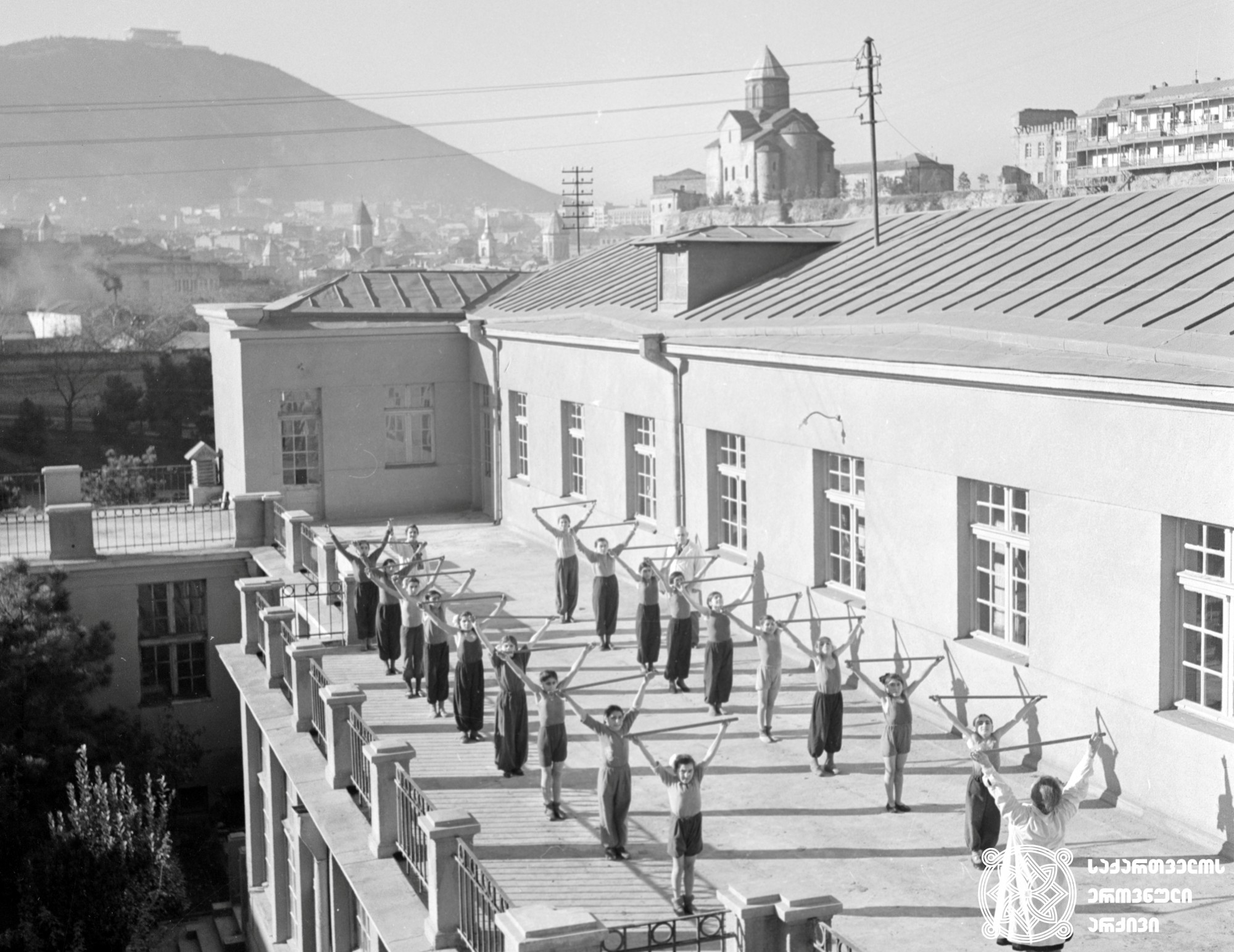 თბილისის ბალნეოლოგიური კურორტი. პაციენტები ვარჯიშის დროს. თბილისი. <br> ფოტო: ლ. დორენსკი. <br>1950-იანი წლები. <br>
Tbilisi Balneological resort. Patients doing  exercises. Tbilisi.<br> Photo by L. Dorenski. <br>1950s.