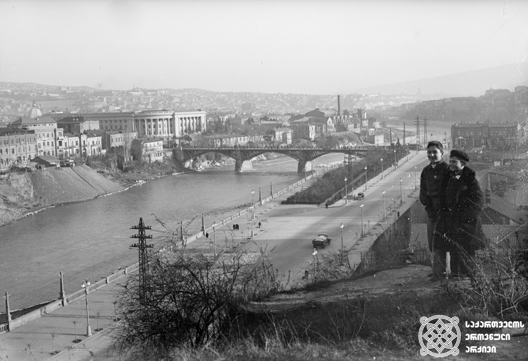 სტალინის სახელობის ახალი სანაპირო და ელბაქიძის ხიდი (დღევანდელი გალაკტიონის ხიდის მიმდებარედ). თბილისი. <br>  ფოტო: მიხეილ კვირიკაშვილი. <br> 1941. <br> 
Stalin New Embankment and Elbakidze Bridge (today Galaktioni Bridge) Tbilisi. <br>  Photo by Mikheil Kvirikashvili. <br> 1941.
.