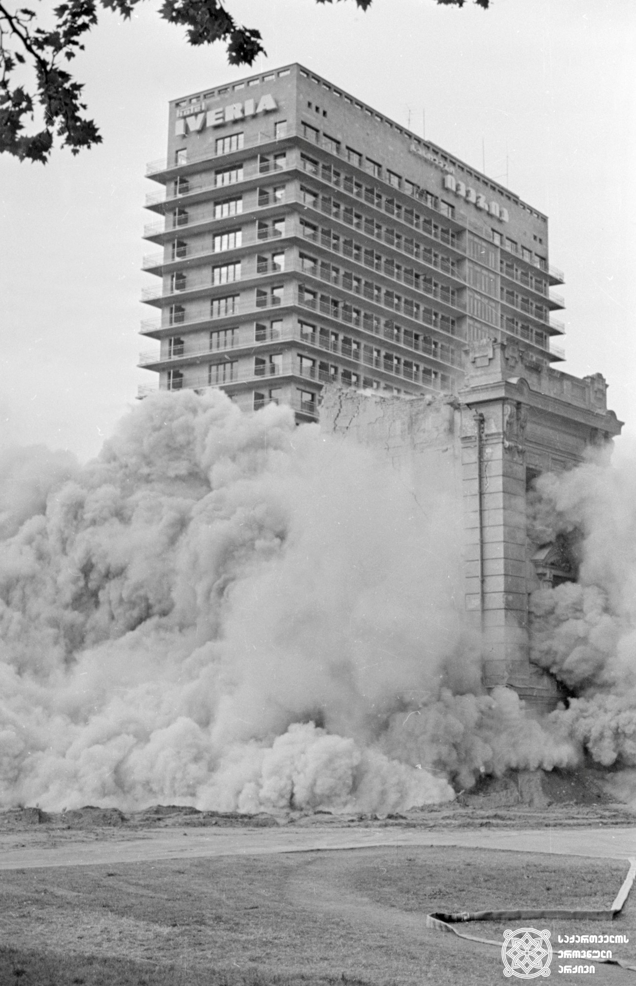 აფეთქება რუსთაველის გამზირზე, ტელეგრაფის ძველი შენობის დემონტაჟი თბილისი.  <br> საქინფორმის ფოტოქრონიკა. ფოტო: სერგო ედიშერაშვილი. <br> 1979. <br>
Explosion on Rustaveli Avenue, dismantling of old building of telegraph. Tbilisi. <br> Sakinformi's Photography Division. Photo by Sergo Edisherashvili. <br>1979.