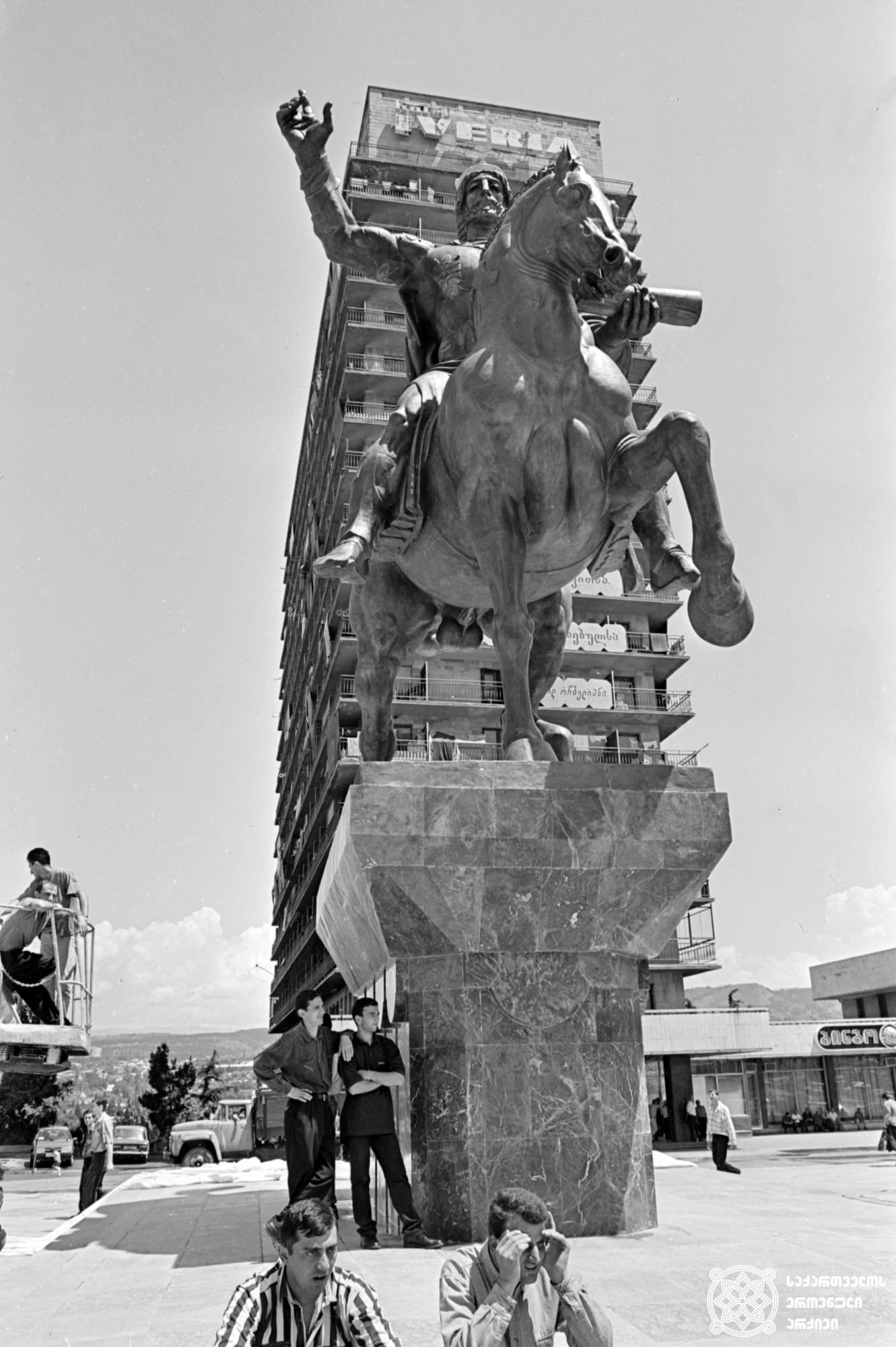დავით აღმაშენებლის ძეგლი რესპუბლიკის მოედანზე (დღევანდელი ვარდების რევოლუციის მოედანი). თბილისი. 
<br> საქინფორმის ფოტოქრონიკა. ფოტო: გოგი ცაგარელი. <br>1997. <br>

Davit Aghmashenebeli monument on the Republic Square (today Rose Revolution Square). Tbilisi. <br> Sakinformi's Photography Division. Photo by Gogi Tsagareli. <br> 1997.