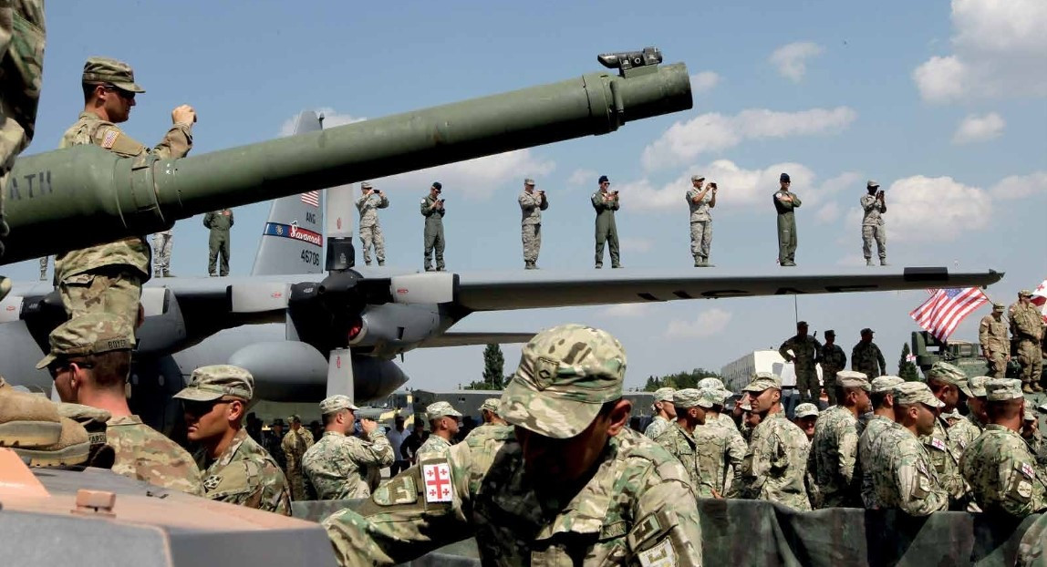 ქართულ-ამერიკული ერთობლივი სწავლება „ღირსეული პარტნიორი“. <br>
ვაზიანი. 2017 წლის აგვისტო. <br>
AP ფოტო/შახ აივაზოვი<br>
U.S. and Georgia joint military exercise “Noble Partner.” <br>
Vaziani. August, 2017.<br>
AP Photo/Shakh Aivazov