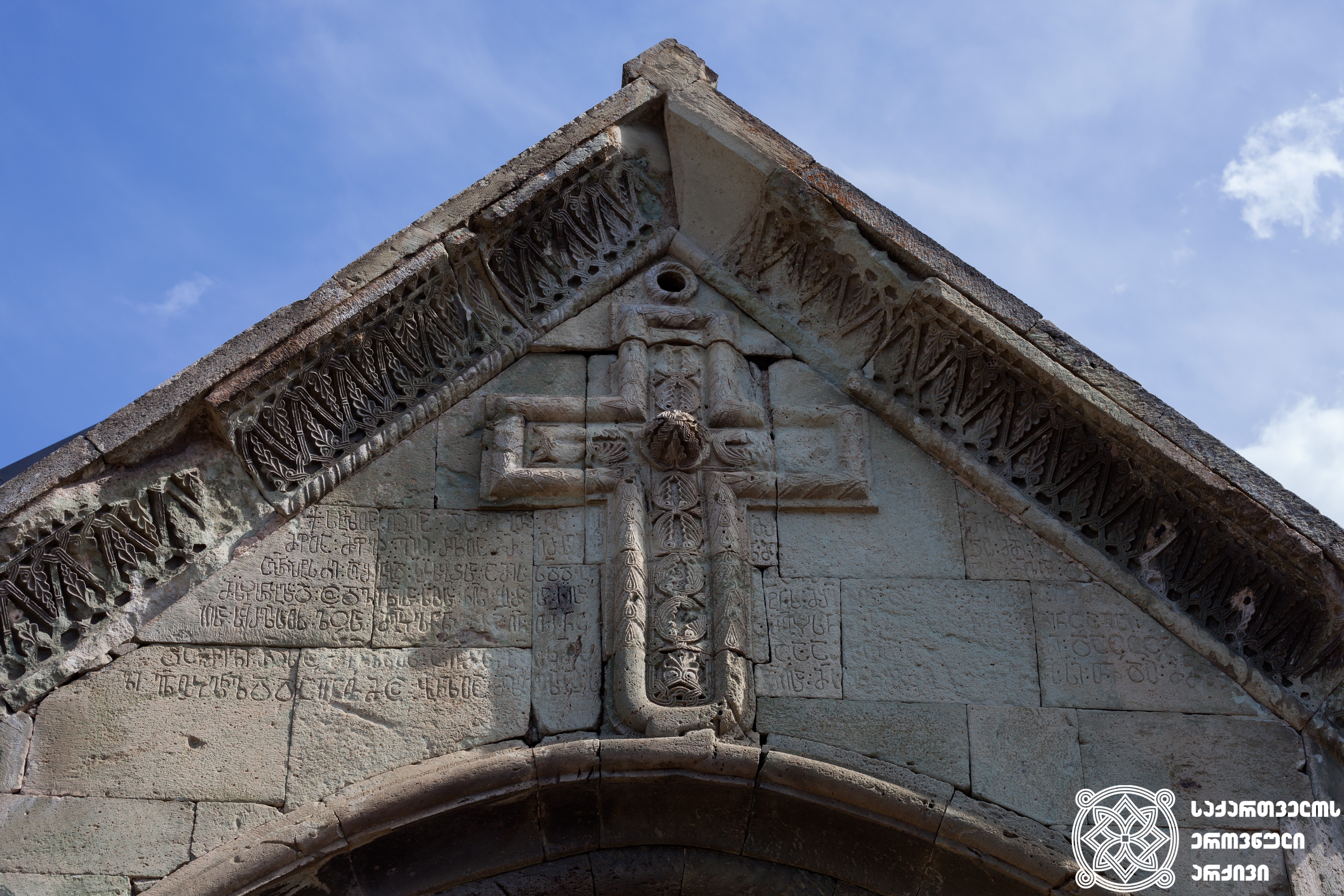 ჯვარი და წარწერები დმანისის სიონის ტაძრის დასავლეთის კარიბჭეზე, 1213-1222 წლები. დმანისის ღვთისმშობლის ტაძარი, VI საუკუნე<br>
Cross and the inscriptions on the western porch of Dmanisi Sioni Church, 1213-1222 
Dmanisi Virgin Mary Church, 6th century