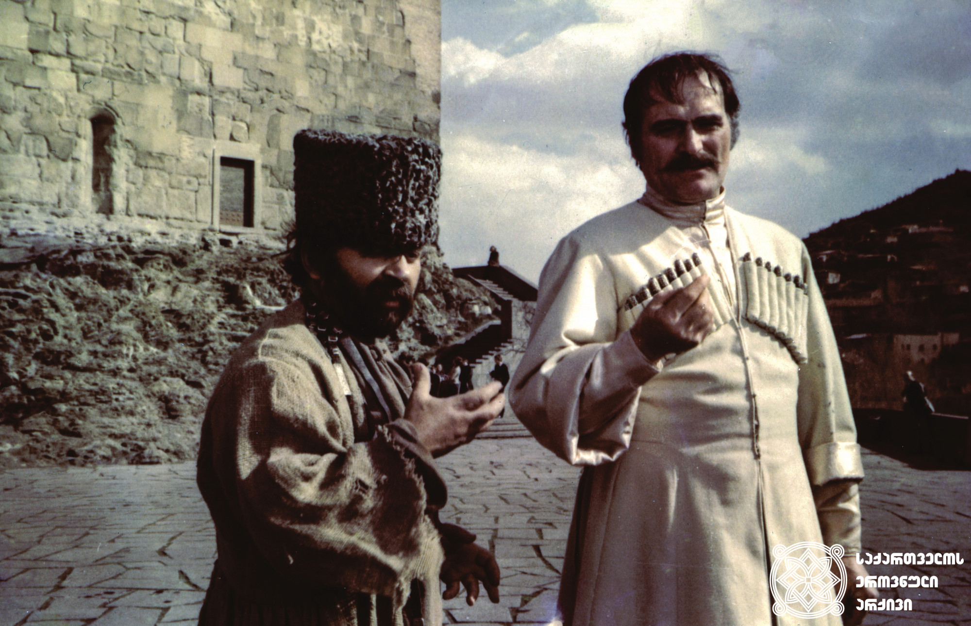 მხატვრული ფილმი „თბილისი, პარიზი, თბილისი“, გადასაღები მოედანი <br>
მანუჩარი -კახი კავსაძე, გიო - რეზო ესაძე <br>
რეჟისორი ლეილა აბაშიძე <br>
Feature film “Tbilisi, Paris, Tbilisi” - filming location <br>
Manuchar - Kakhi Kavsadze, Gio - Rezo Esadze <br>
Director Leila Abashidze <br>
1980 <br>