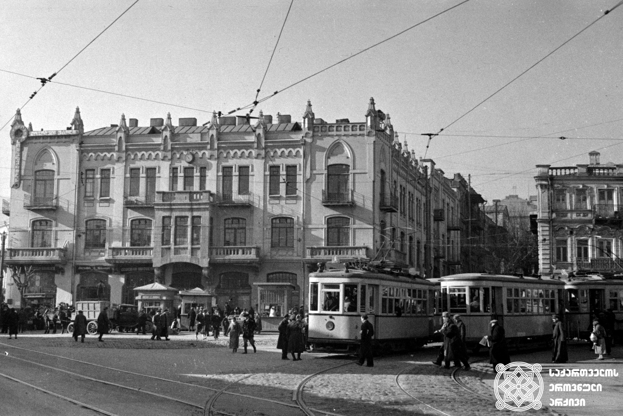კოლმეურნეობის მოედანი (დღევანდელი გრიგოლ ორბელიანის მოედანი). თბილისი. <br> საქდესის ფოტოქრონიკა. ავტორი უცნობია. 1939. <br>
Kolmeurneoba Square (today Grigol Orbeliani Square). Tbilisi. <br> Telegraph Agency of Georgia's Photography Division. Unknown photographer. <br>1939.