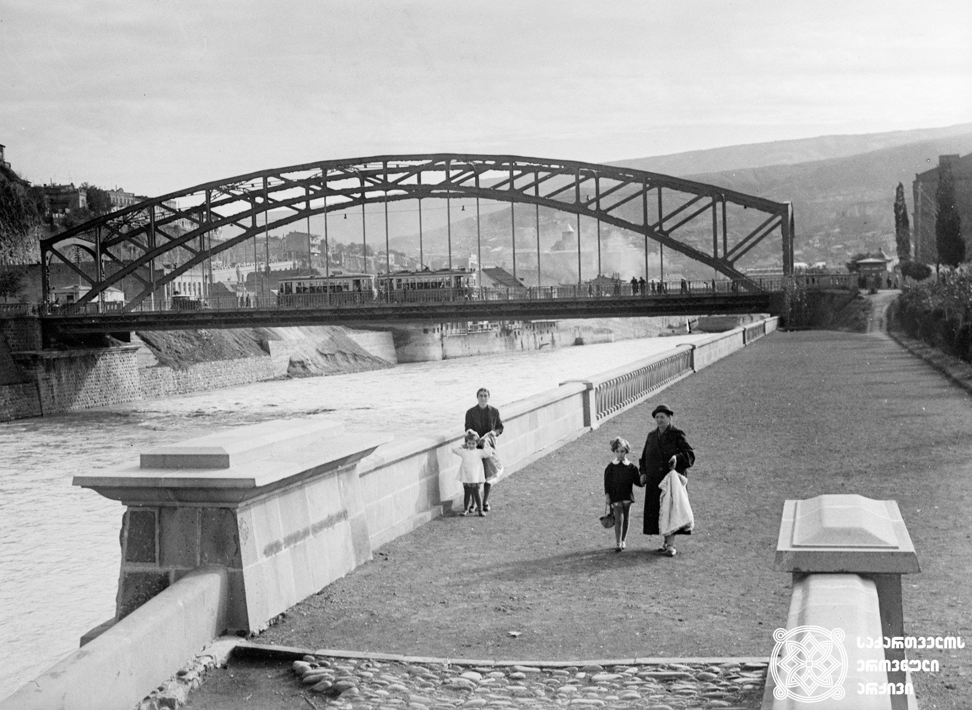ივან კალიაევის სახელობის ხიდი და ხედი სტალინის სახელობის სანაპიროს ახალი ნაწილიდან (დღევანდელი ბარათაშვილის ხიდი და მიმდებარე ტერიტორია). თბილისი. <br> ფოტო:  ვ. ჩერკასოვი.  <br> 1940.  <br>
Ivan Kaliaev bridge and the view from the new part of Stalin Embankment (today Baratashvili Bridge area). Tbilisi.  <br> Photo by V. Cherkasov.  <br>1940.