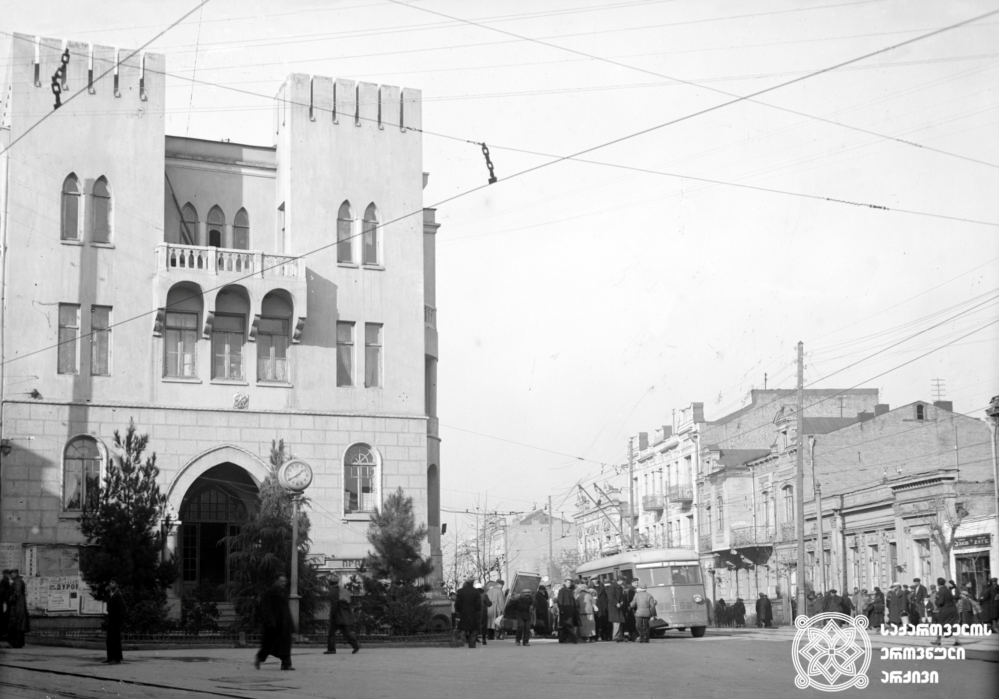 ლენინის გამზირისა და პეტრე მელიქიშვილის ქუჩის კუთხის შენობის ხედი (დღევანდელი ფილარმონიის მიმდებარედ). თბილისი. <br>ფოტო: ო. ბუდეშტსკი. 1938. <br>
View of the building in the corner of Lenin Avenue and Petre Melikishvili Street (today Tbilisi Concert Hall area). Tbilisi. <br>Photo by O. Budeshtski. <br>1938.