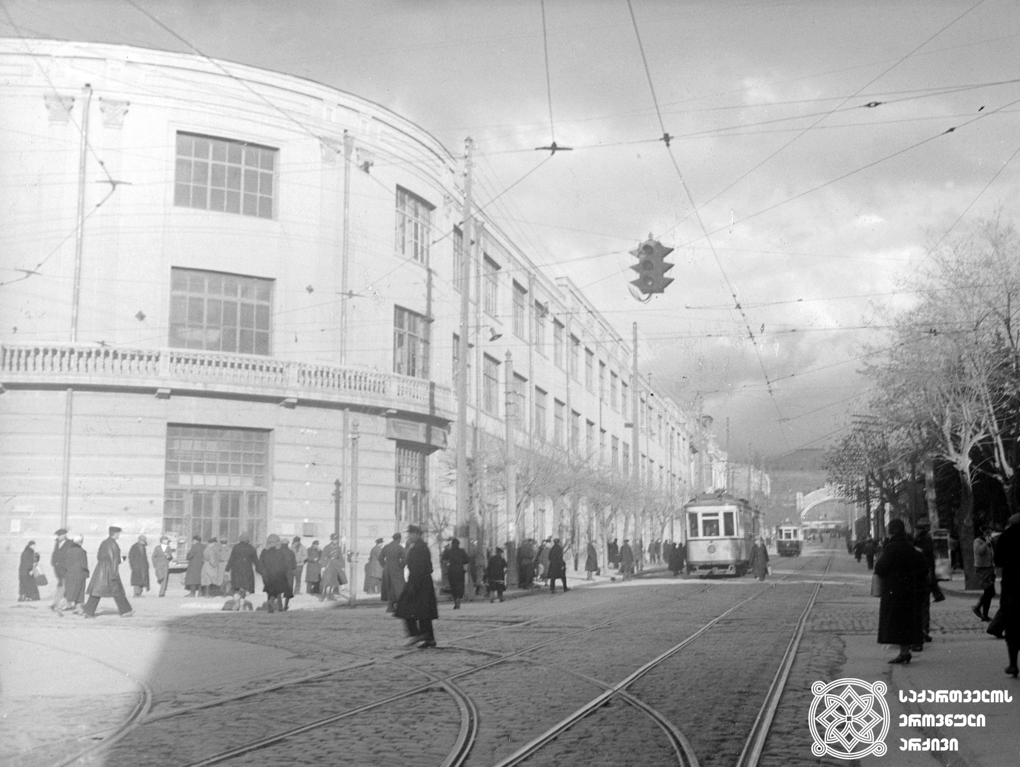 ჩელიუსკინელების ქუჩის საერთო ხედი (დღევანდელი თამარ მეფის გამზირი). თბილისი. <br> ფოტო: ვლადიმირ სტოლიაროვი. <br>1938. <br>
General view of Chelyuskin Street (today King Tamar's Avenue). Tbilisi. <br>Photo by Vladimir Stoliarov. <br>1938.