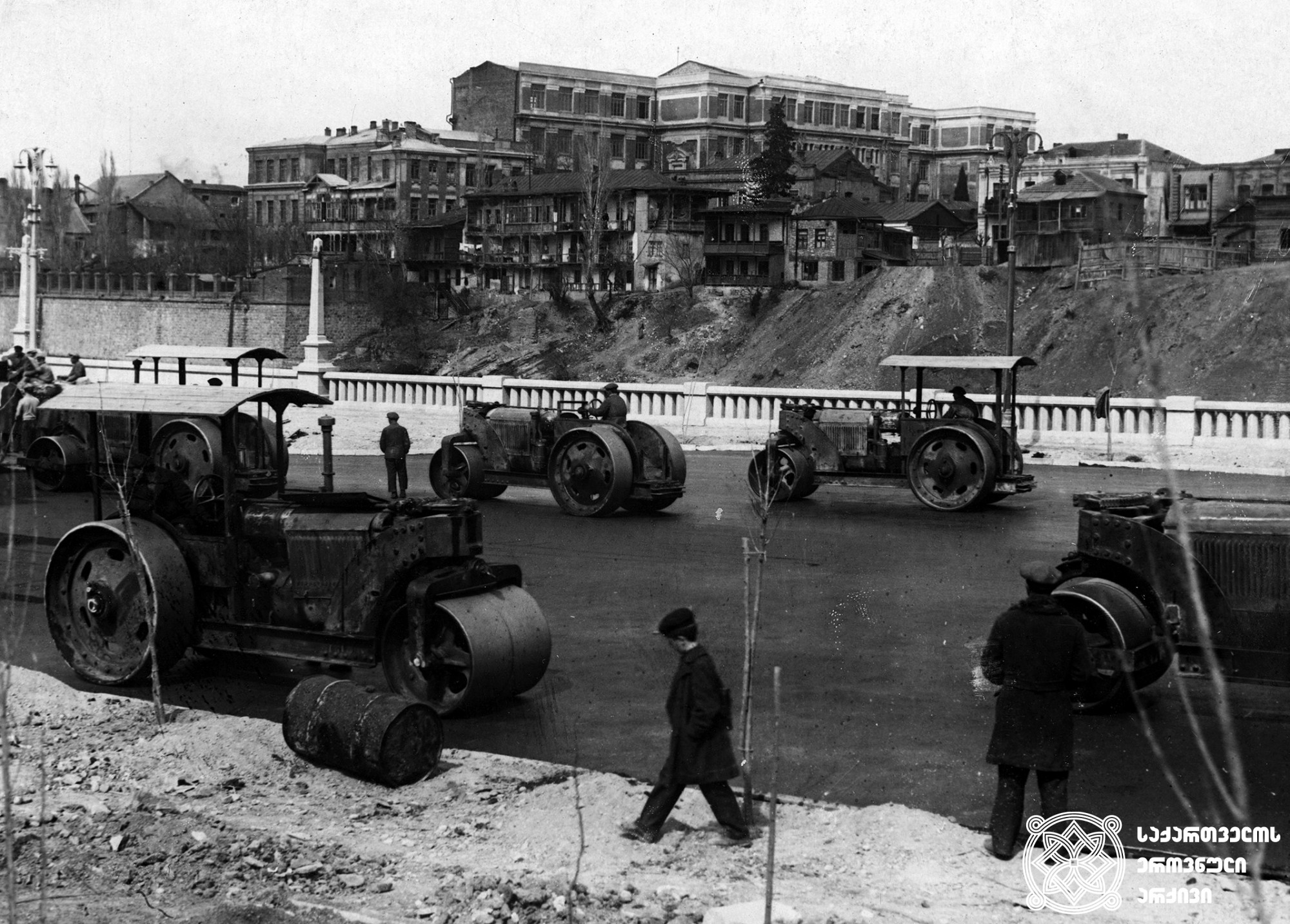 მტკვრის სანაპიროს მშენებლობა. თბილისი. <br>
ავტორი უცნობია. <br>1937. <br>

Construction of Mtkvari Embankment. Tbilisi.<br>
Unknown Photographer. <br> 1937.