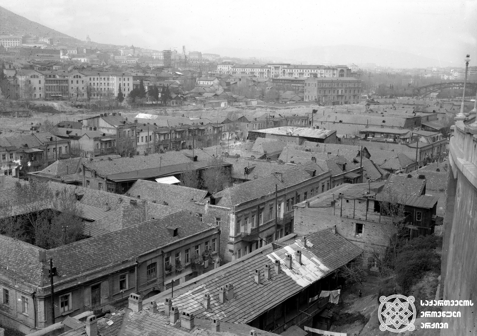 ძველი განაშენიანება რიყეზე. თბილისი. <br> ავტორი უცნობია. [1911-1965]. <br>
Old construction on Rike. Tbilisi. <br> Unknown photographer. [1911-1965].