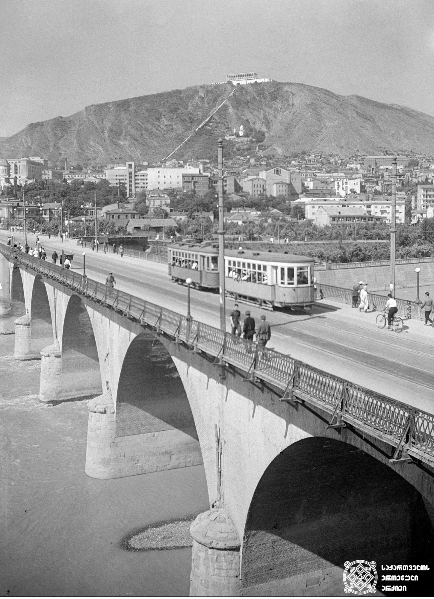 სტალინის სახელობის ახალი სანაპირო და მარქსის (დღევანდელი ზაარბრუკენის) ხიდი. თბილისი. <br>
ფოტო: მიხეილ კვირიკაშვილი. <br>1941.
Stalin New Embankment and Marks (novadaws Zaarbrukeni) Bridge. Tbilisi.<br>
Photo by Mikheil Kvirikashvili. <br>1941