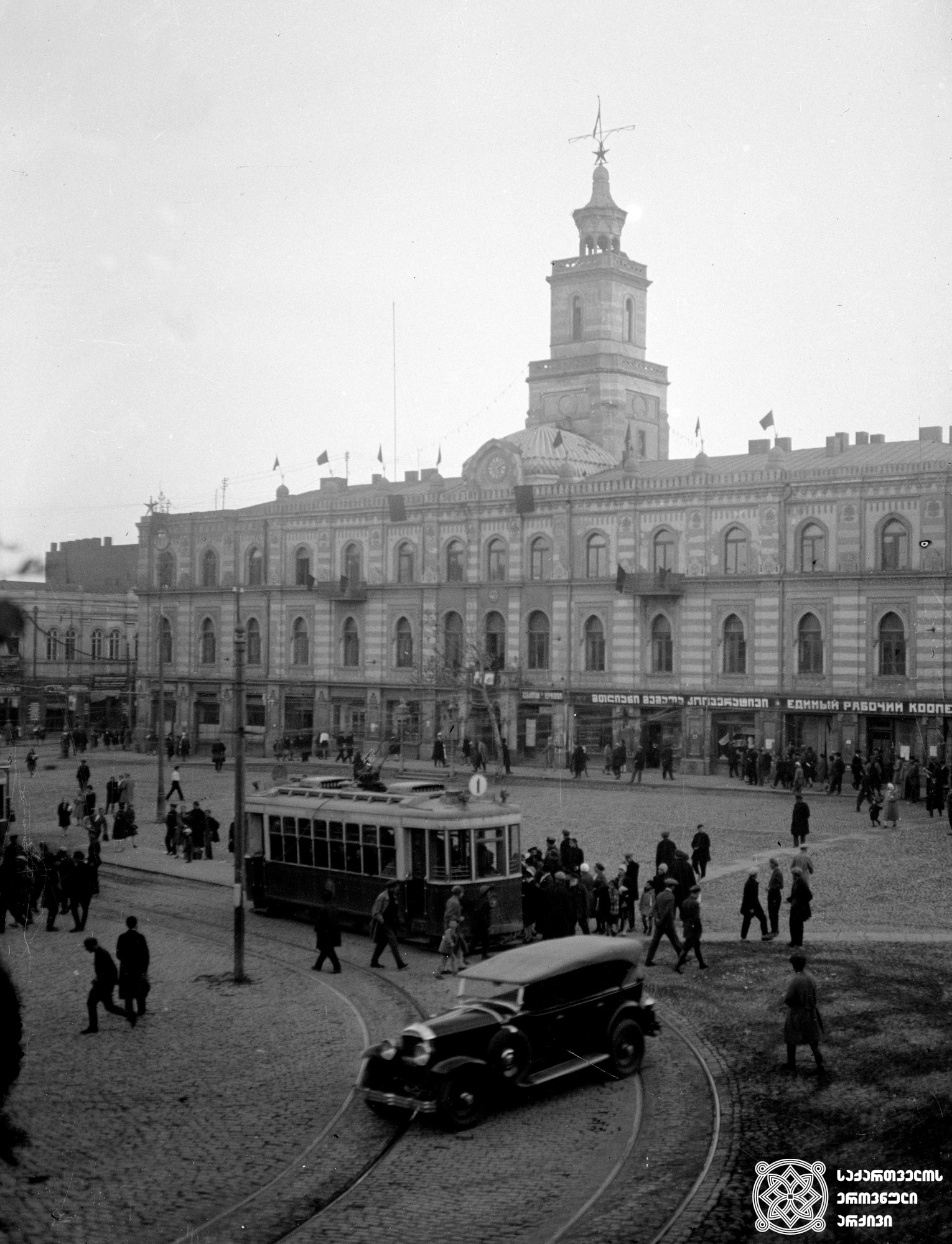 ამიერკავკასიის ფედერაციის მოედანი (დღევანდელი თავისუფლების მოედანი). თბილისი.<br>  ფოტო: რუბენ აკოფოვი. 1928. <br>
Transcaucasian Federation Square (today Freedom Square). Tbilisi. <br> Photo by Ruben Akopov. <br> 1928.