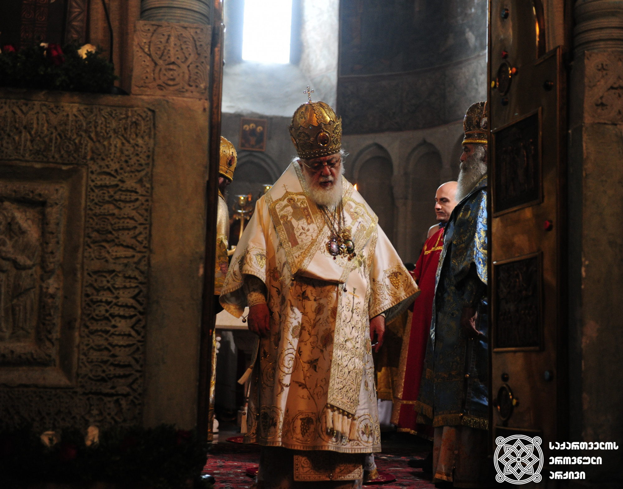 ილია II სრულიად საქართველოს კათოლიკოს-პატრიარქი <br>
მცხეთა, სვეტიცხოვლის საკათედრო ტაძარი, 2010-იანი წლები <br>
გოგა ჩანადირის ფოტო <br>
Ilia II, Catholicos-Patriarch of All Georgia <br>
Mtskheta, Svetitskhoveli Cathedral, 2010s <br>
Photo by Goga Chanadiri <br>