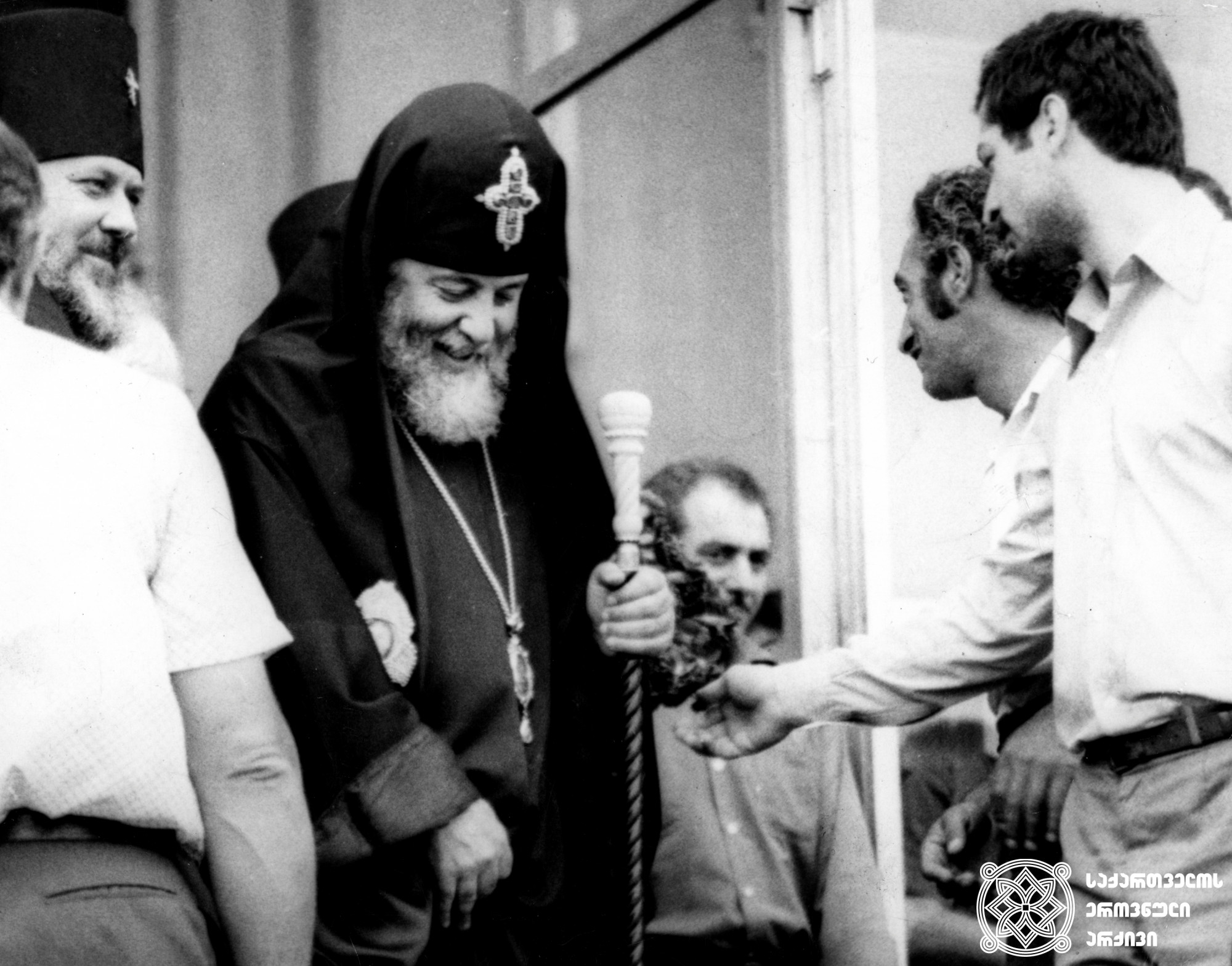 ილია II სრულიად საქართველოს კათოლიკოს-პატრიარქი <br>
მარცხნივ: მიტროპოლიტი ვახტანგი (ახვლედიანი). პირდაპირ: ზურაბ ჭავჭავაძე <br>
1970-იანი წლები <br>
Ilia II, Catholicos-Patriarch of All Georgia <br>
On the left: Metropolitan Vakhtang (Akhvlediani); In the center: Zurab Chavchavadze <br>
1970s