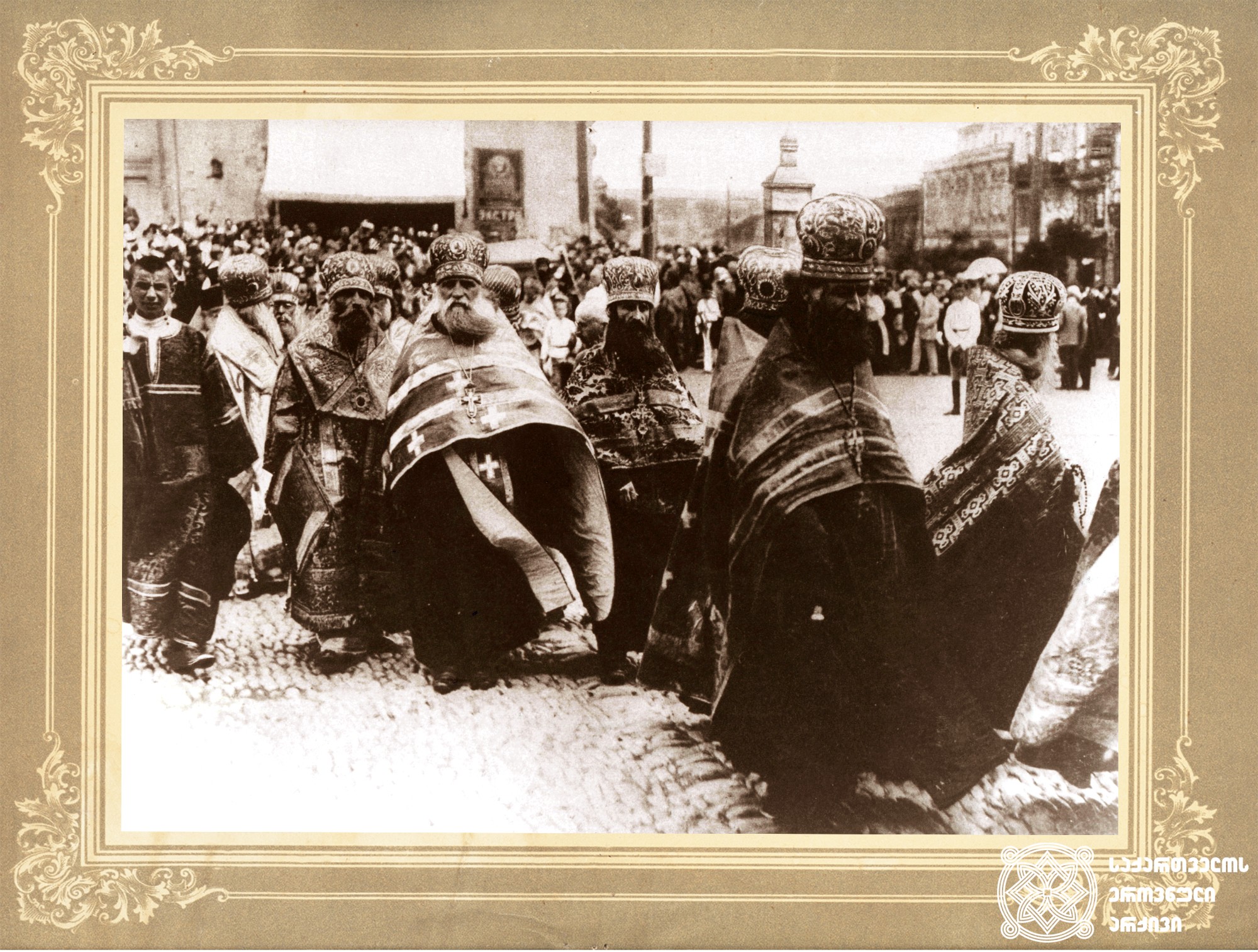 პატრიარქ კირიონ II-ის დაკრძალვა. <br>
თბილისი, 1918 წელი. <br>

Funeral of Patriarch Kyrion II. <br>
Tbilisi, 1918.