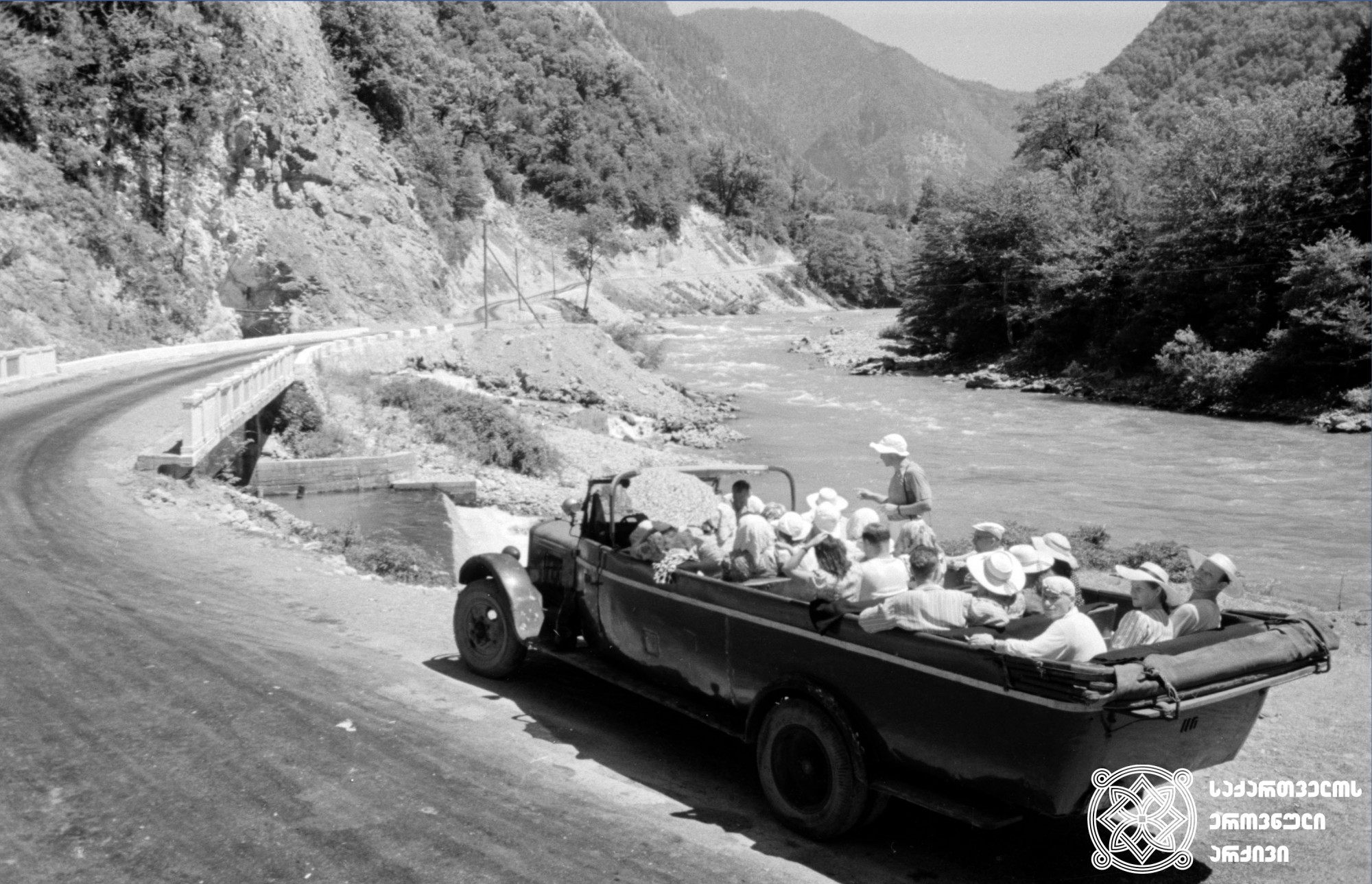 მდინარე ბზიფის ხეობა, გზა რიწის ტბისკენ. აფხაზეთი, 1950-იანი წლები. <br>
Valley of Bzipi River, road to Lake Ritsa. Apkhazeti, 1950s.