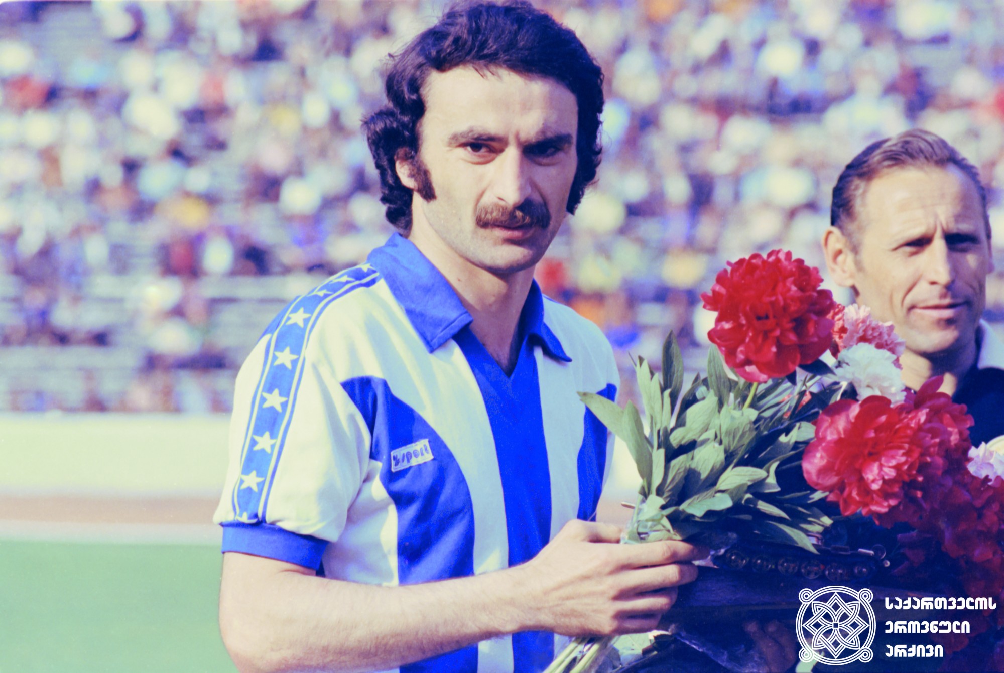 ალექსანდრე ჩივაძე. <br>
მალხაზ დათიკაშვილის ფოტო, 1984 წელი. <br>
XXII ოლიმპიური თამაშების მესამე პრიზიორი ფეხბურთში (1980 წელი, მოსკოვი). <br> 
Aleksandre Chivadze. <br>
Photo by Malkhaz Datikashvili, 1984. <br>
Third-prize winner of the XXII Olympic Games in Football (1980, Moscow).