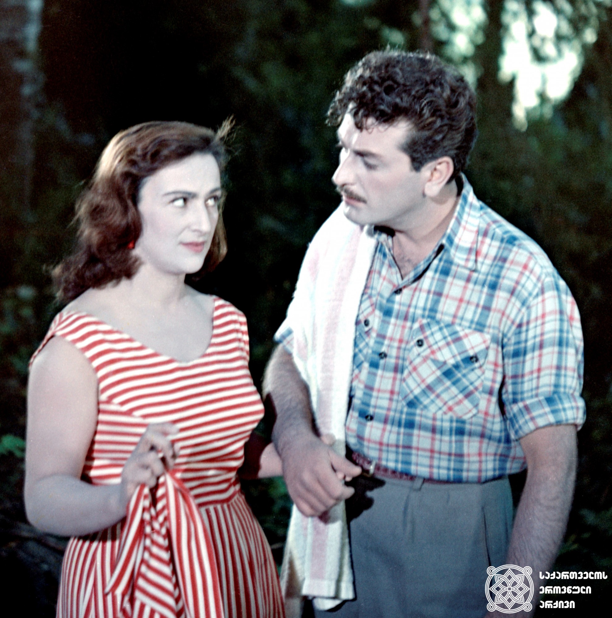 მხატვრული ფილმი „წარსული  ზაფხული“. ელიკო - მედეა ჯაფარიძე, კინორეჟისორი - რამაზ ჩხიკვაძე. <br>1959 წელი. <br>
Scene from the film Last Summer. Medea Japaridze as Eliko, Ramaz Chkhikvadze as the Film
Director. <br>
1959.
