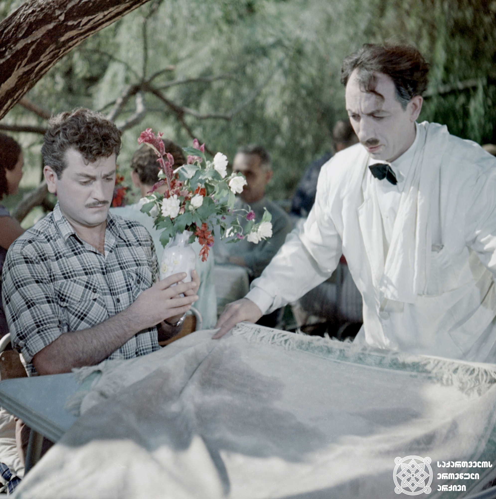 მხატვრული ფილმი „წარსული  ზაფხული“. კინორეჟისორი - რამაზ ჩხიკვაძე. ბესარიონი - გოგი გეგეჭკორი. <br> 1959 წელი. <br>
Scene from the film Last Summer. Ramaz Chkhikvadze as the Film
Director, Gogi Gegechkori as Besarion. <br>
1959.